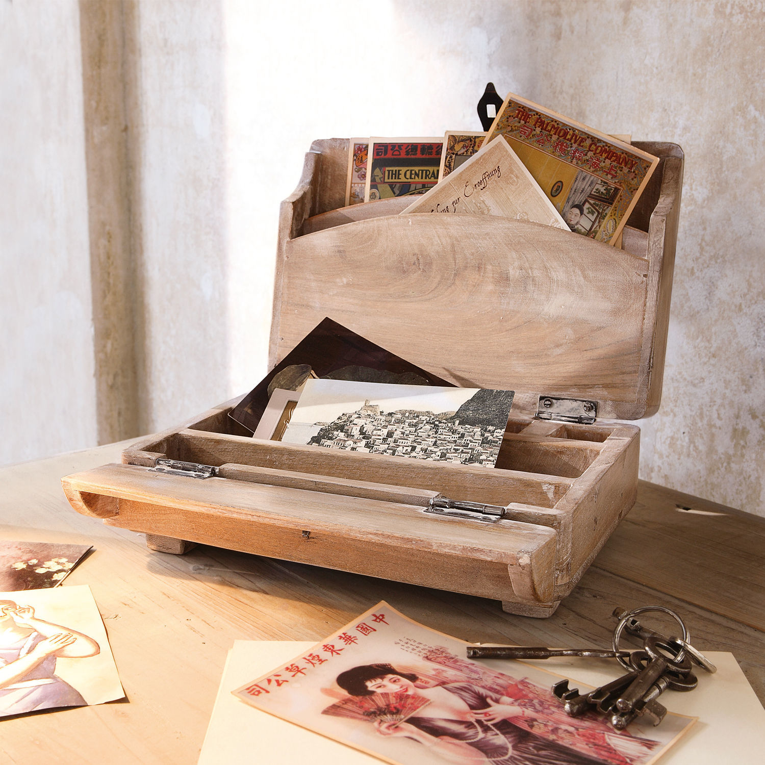 Organizador de escritorio Didier Caja de madera para cartas con compartimentos y postales antiguas sobre mesa de madera
