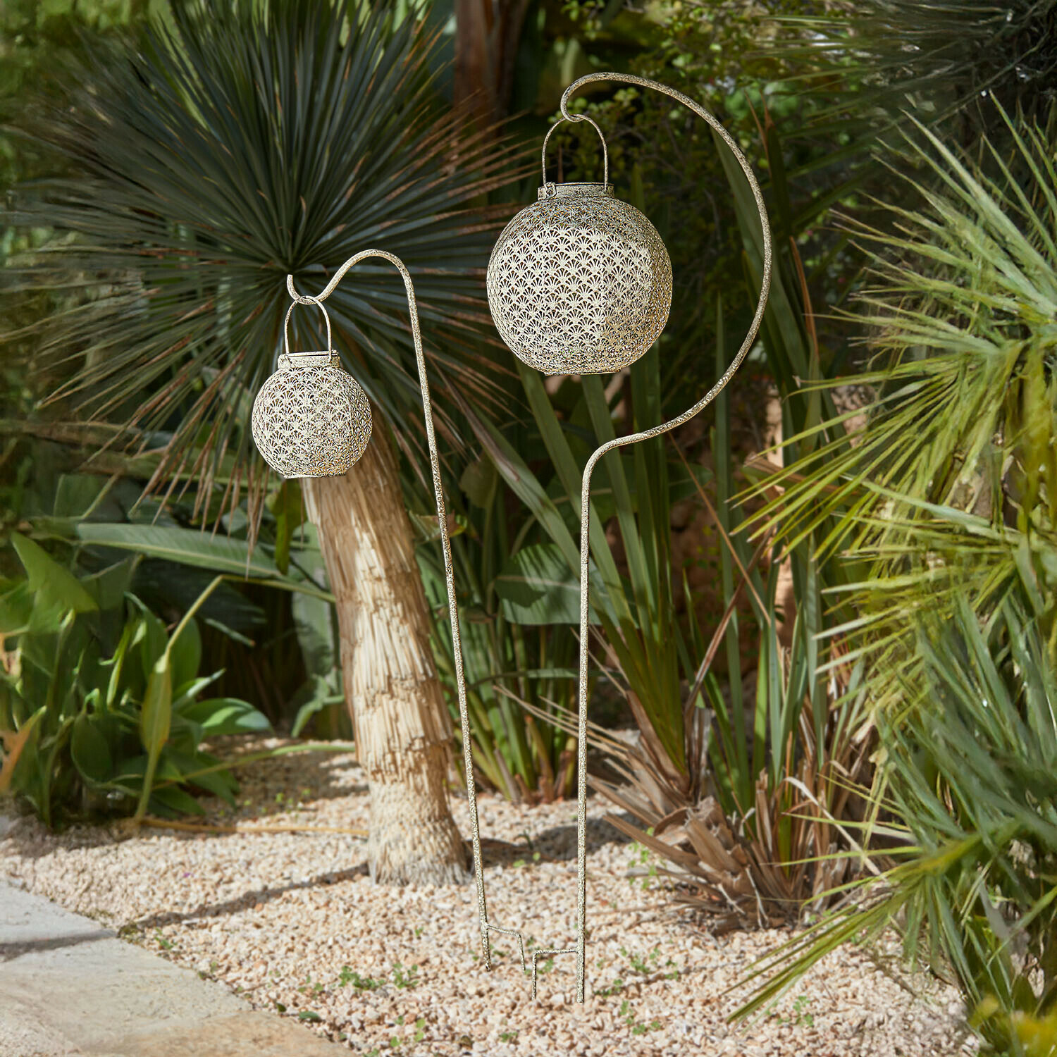 Set de 2 estacas de jardín Omirah Faroles decorativos de metal dorado envejecido con soporte en jardín rodeados de plantas