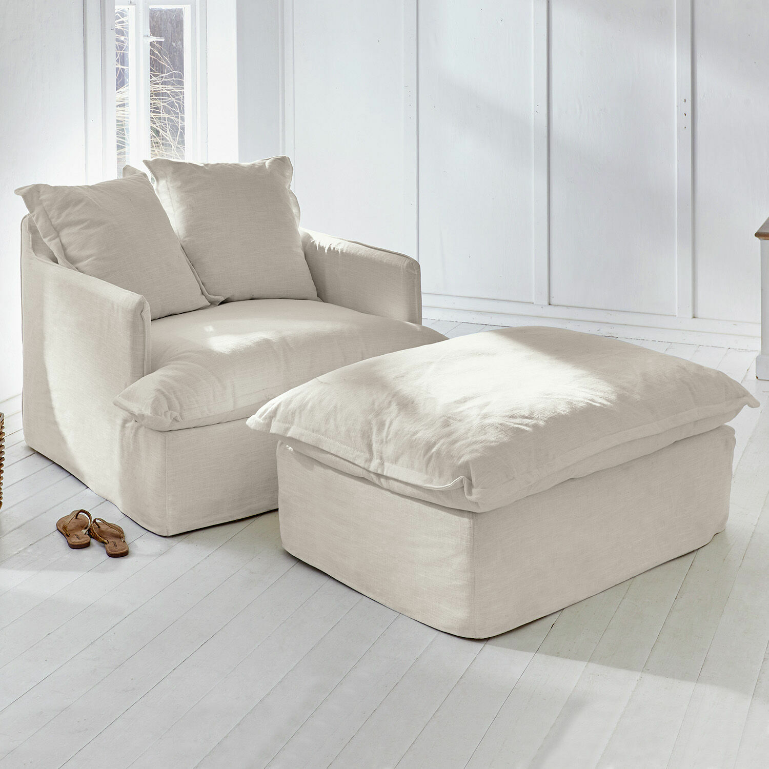Sillón con reposapiés Avignon Sillón y reposapiés beige de tela en interior luminoso y natural para relajarse
