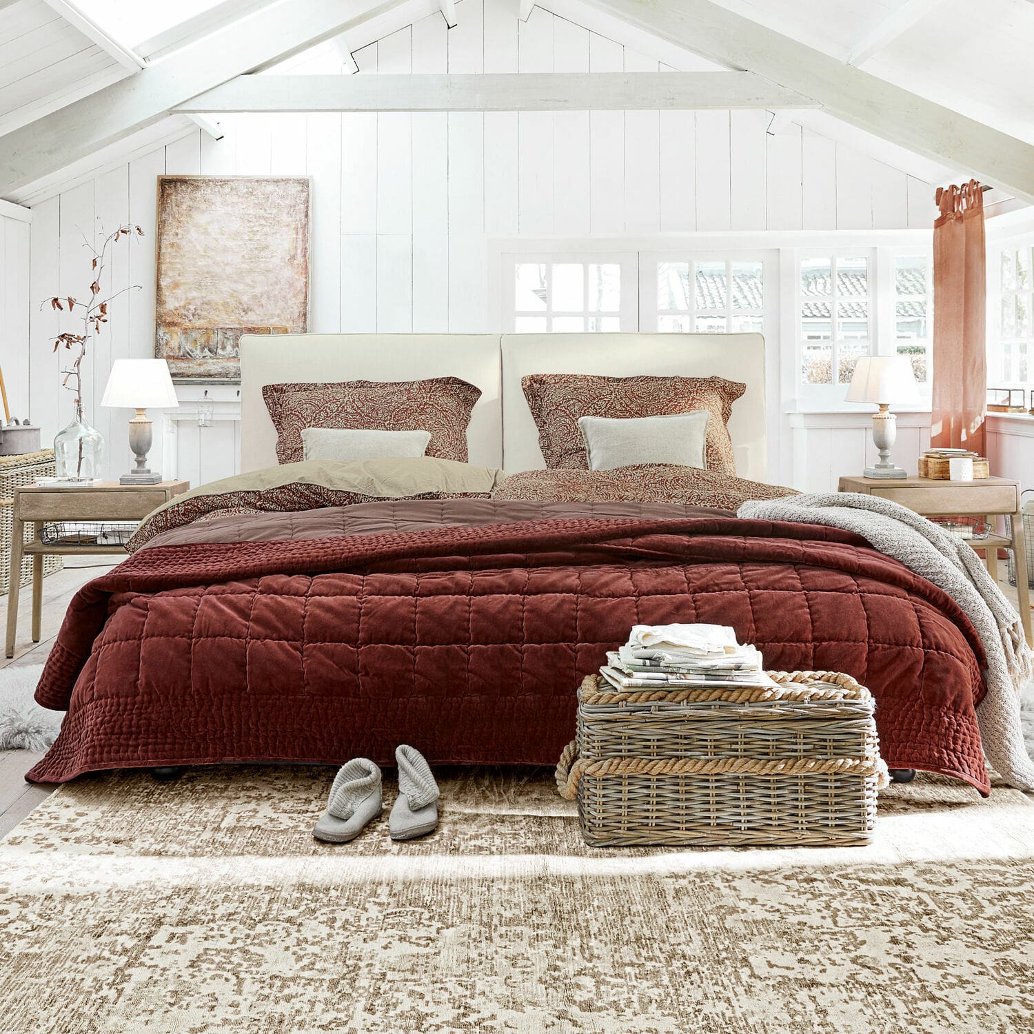 Colcha Arasta Dormitorio acogedor con cama de tela crema y colcha acolchada burdeos suave