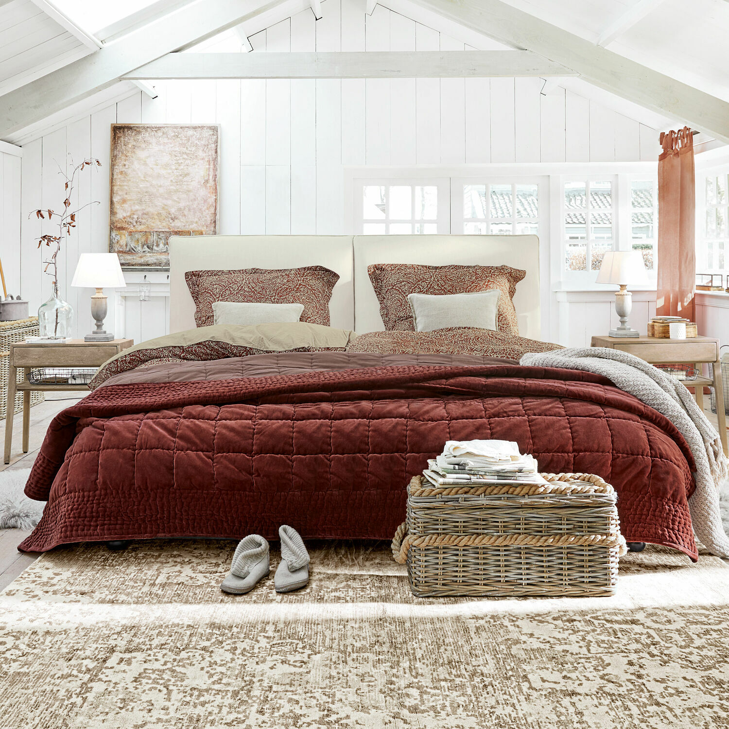 Colcha Arasta Dormitorio acogedor con cama de tela crema y colcha acolchada burdeos suave