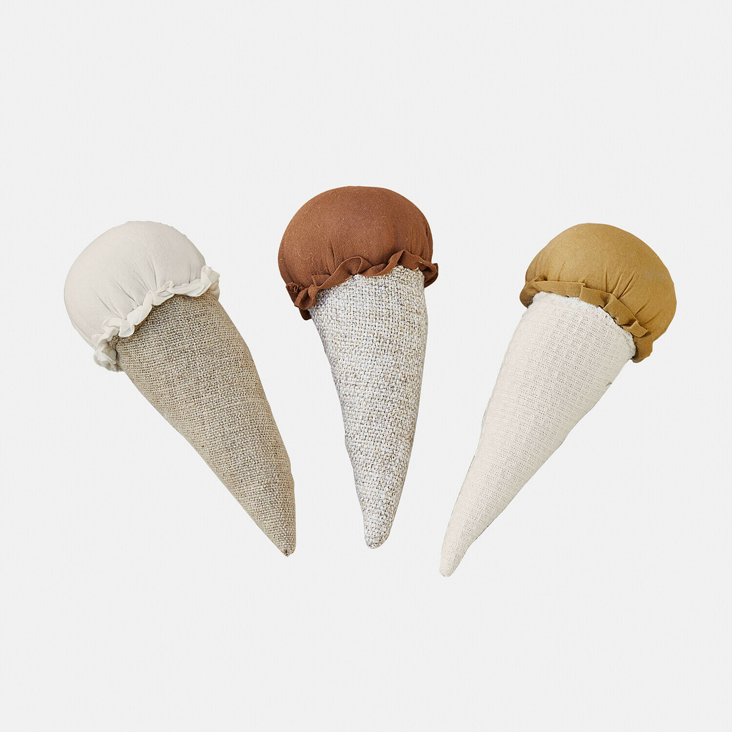 Tres conos decorativos de tela en beige, marrón y mostaza para decoración de interiores