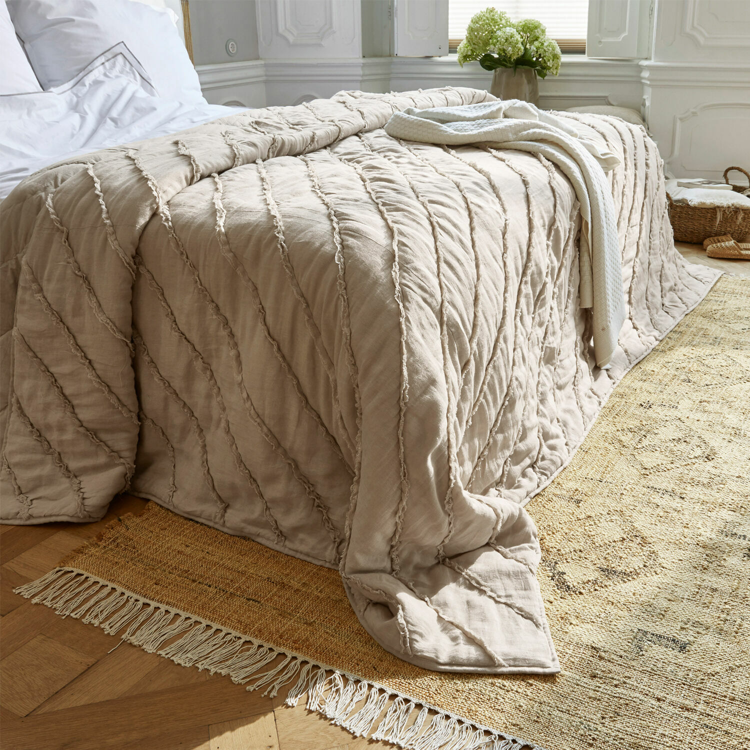 Colcha Eynden Colcha beige de algodón con costuras texturizadas, decoración elegante para dormitorio