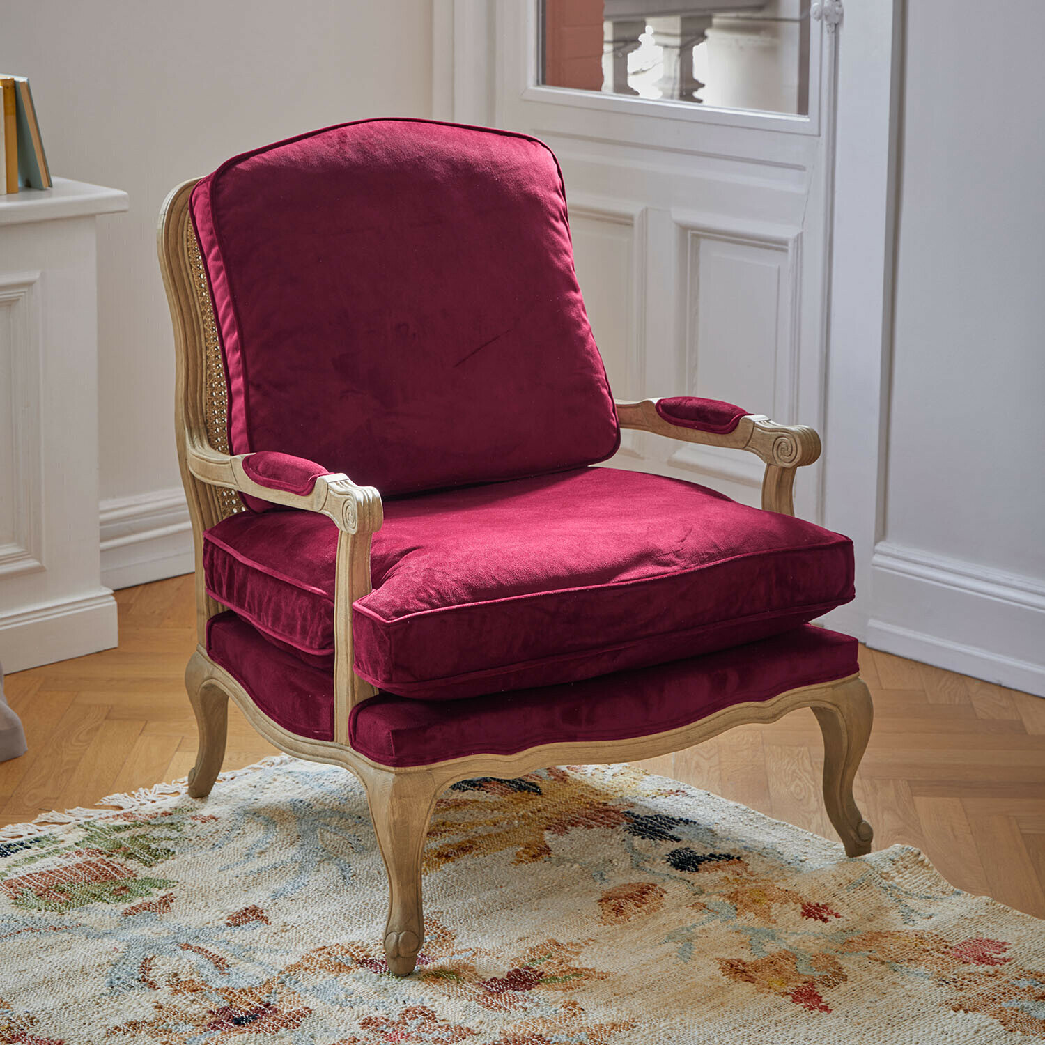 Sillón Corlay Sillón de madera clara con cojines de terciopelo burdeos, estilo clásico y comodidad