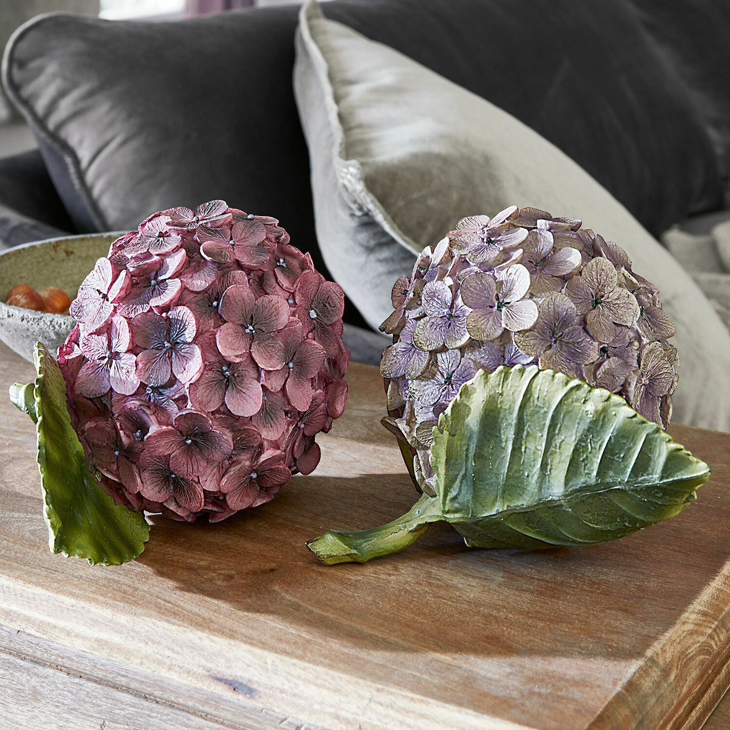Set de 2 flores decorativas Hortensie Bolas decorativas de hortensia rosa y violeta con hojas verdes sobre mesa de madera para decoración