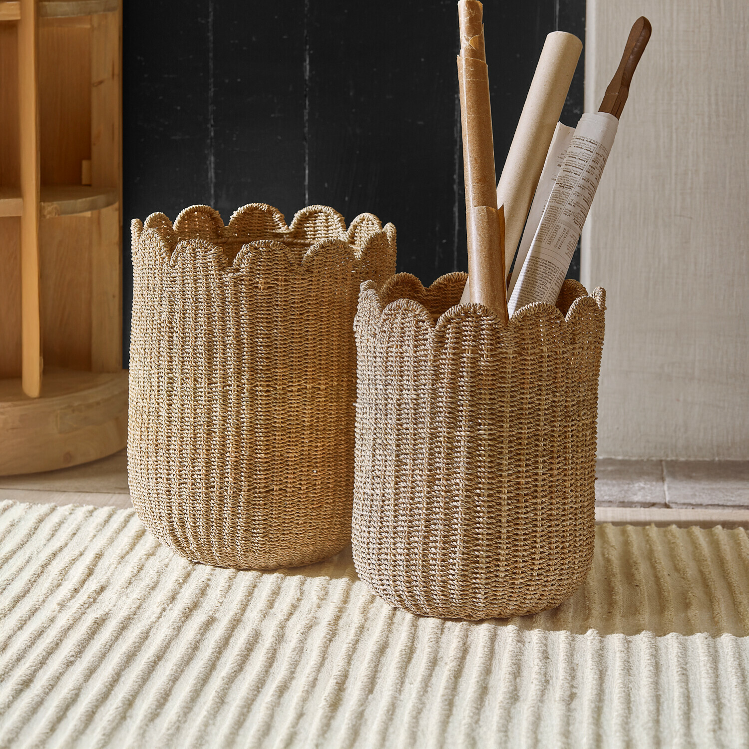 Set de 2 cestas Velourette Dos cestas beige tejidas con borde ondulado de material natural para almacenamiento y decoración en casa