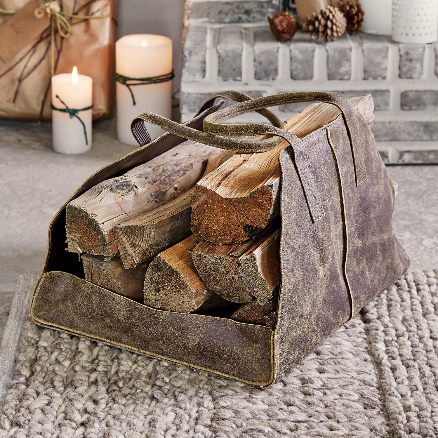 Bolsa de ante marrón para transportar leña sobre alfombra gris junto a la chimenea