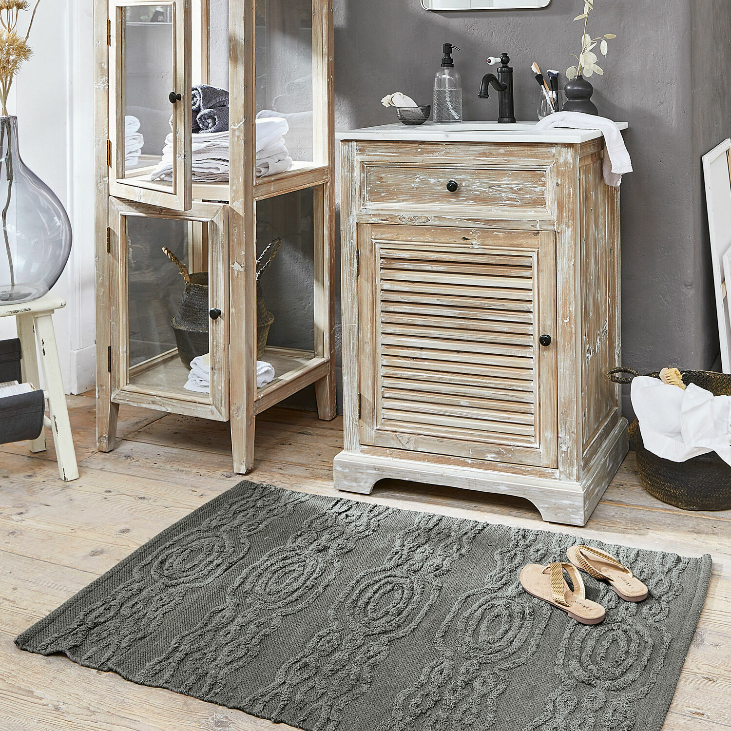 Alfombrilla de baño Talafar Alfombra gris de algodón con diseño texturizado en baño con muebles de madera clara y suelo de madera