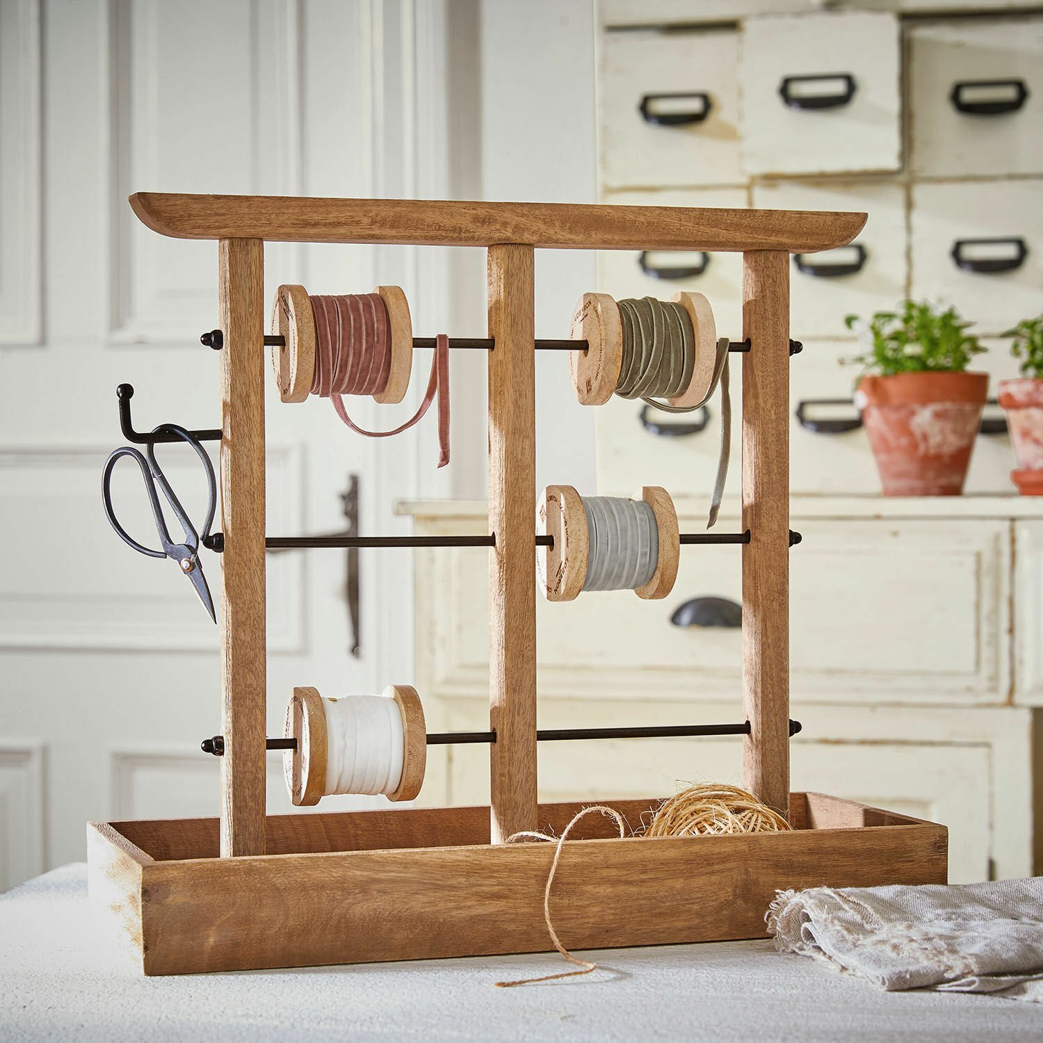 Organizador Katrineholm Soporte de madera natural para cintas con varillas metálicas y tijeras, organizador útil
