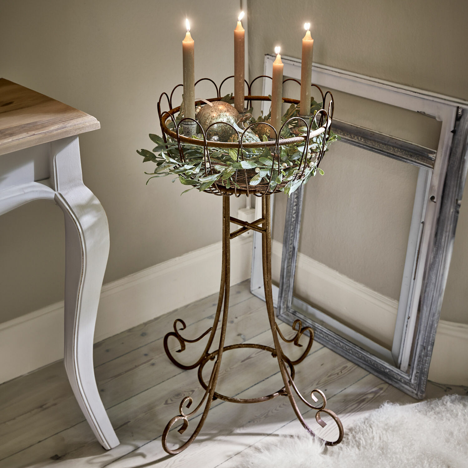 Soporte decorativo Évariste Soporte de metal marrón para velas con corona decorativa y cuatro velas encendidas en interior acogedor