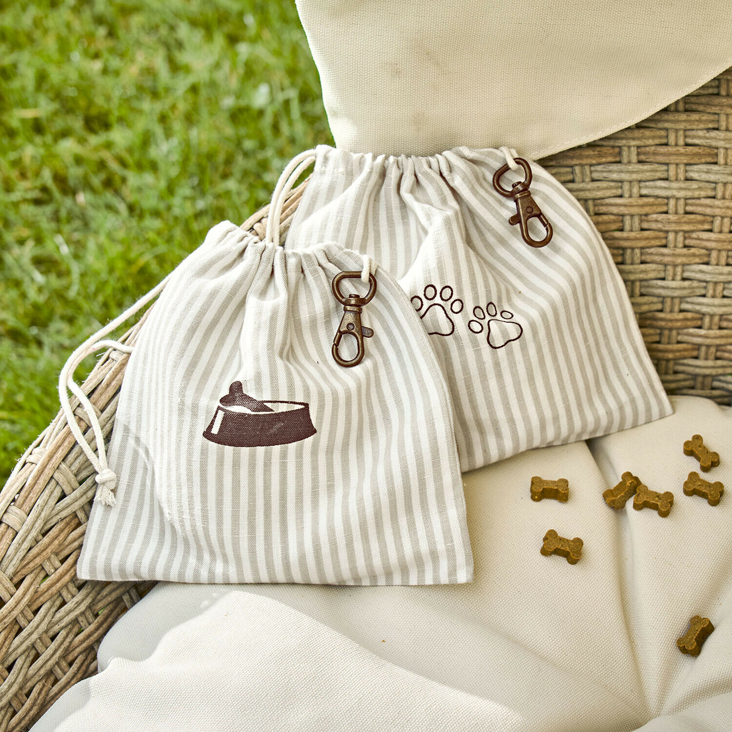 Bolsas de algodón beige a rayas con dibujos de cuenco y huellas para guardar golosinas para perros