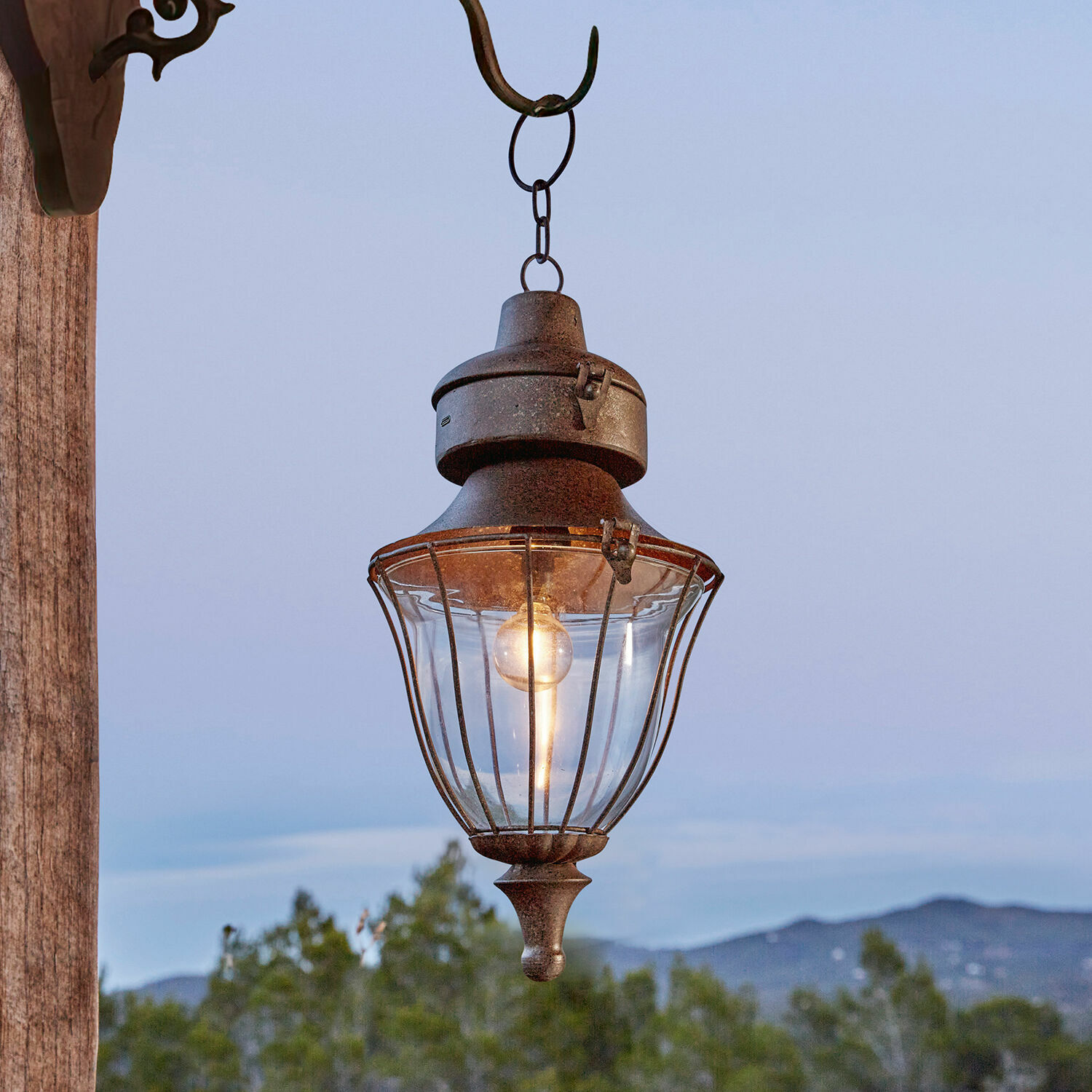 Farol LED recargable Gambier Lámpara colgante exterior de metal oxidado con pantalla transparente y bombilla LED