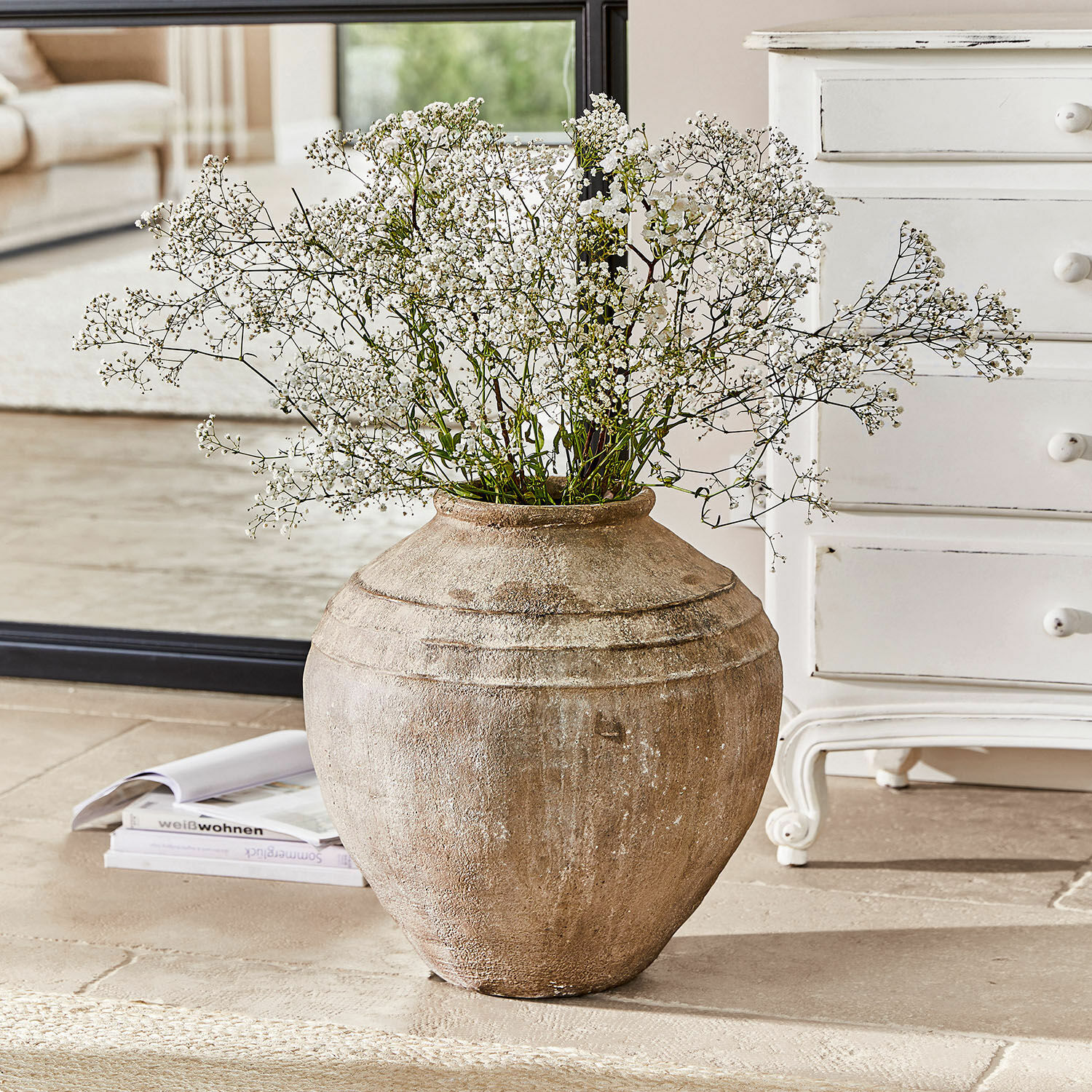 Jarrón grande de cerámica beige con flores blancas delicadas para decoración de interiores