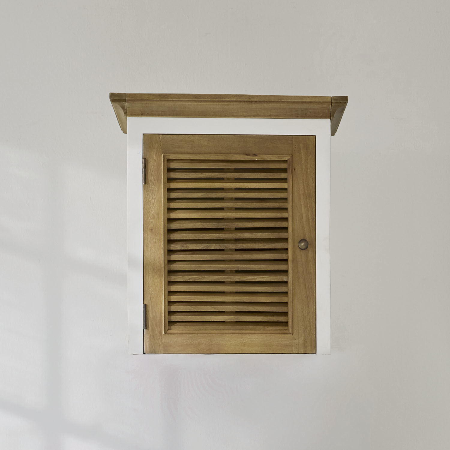 Ampliación del armario Degarmo Armario de pared de madera con marco blanco y puerta de lamas en color madera natural