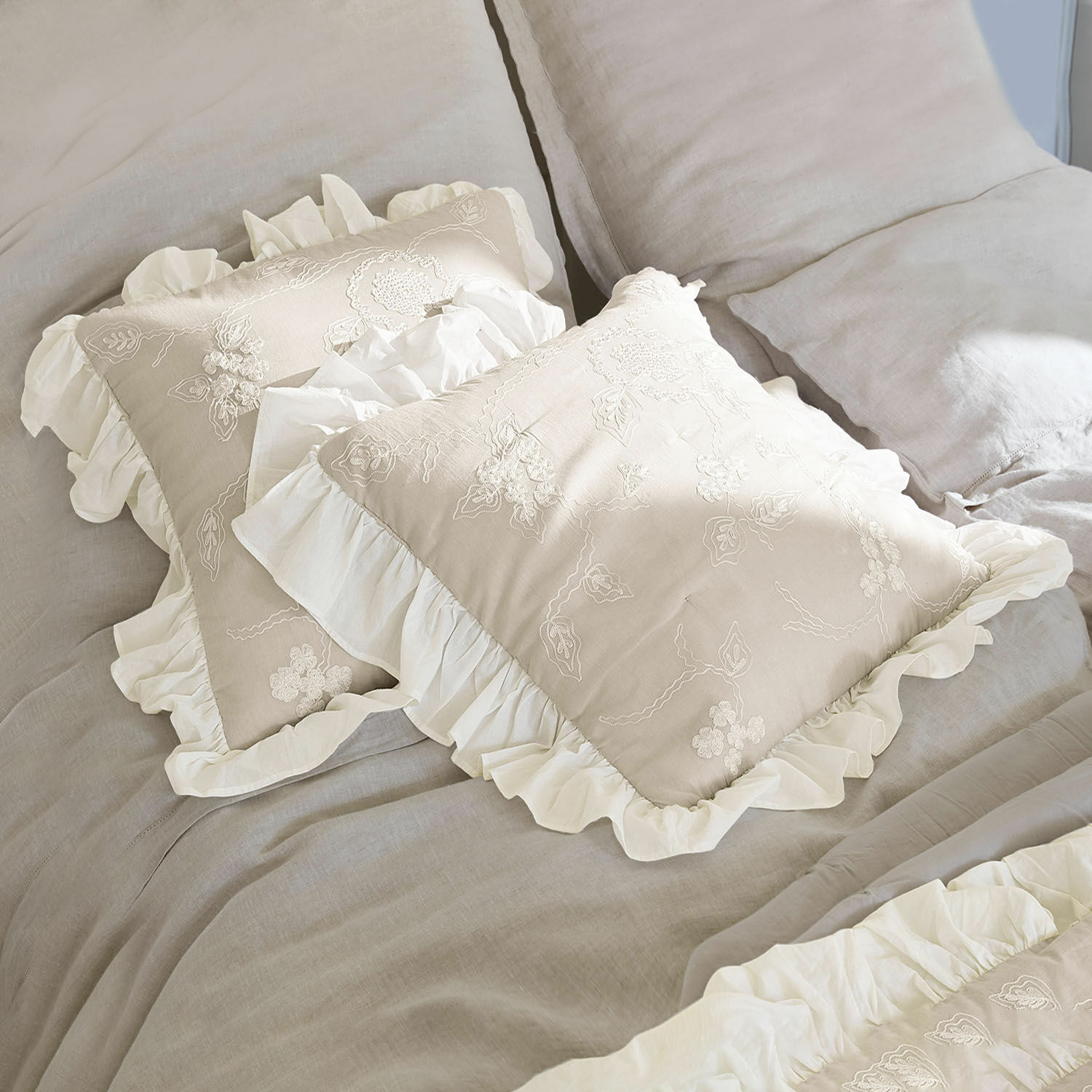 Set de 2 fundas de cojín Clarissa Funda de cojín beige de lino con volante blanco y bordado, decoración para dormitorio