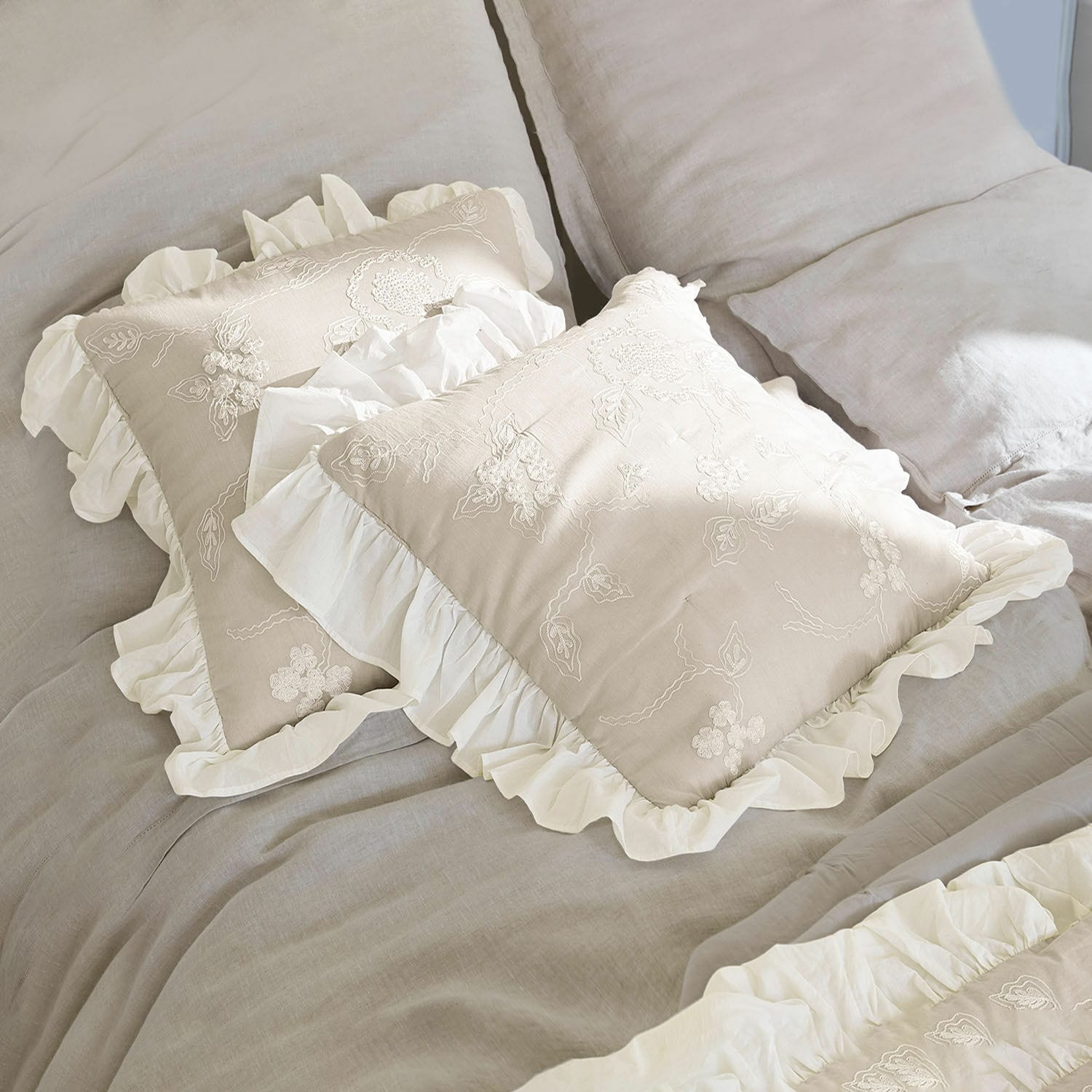 Set de 2 fundas de cojín Clarissa Funda de cojín beige de lino con volante blanco y bordado, decoración para dormitorio