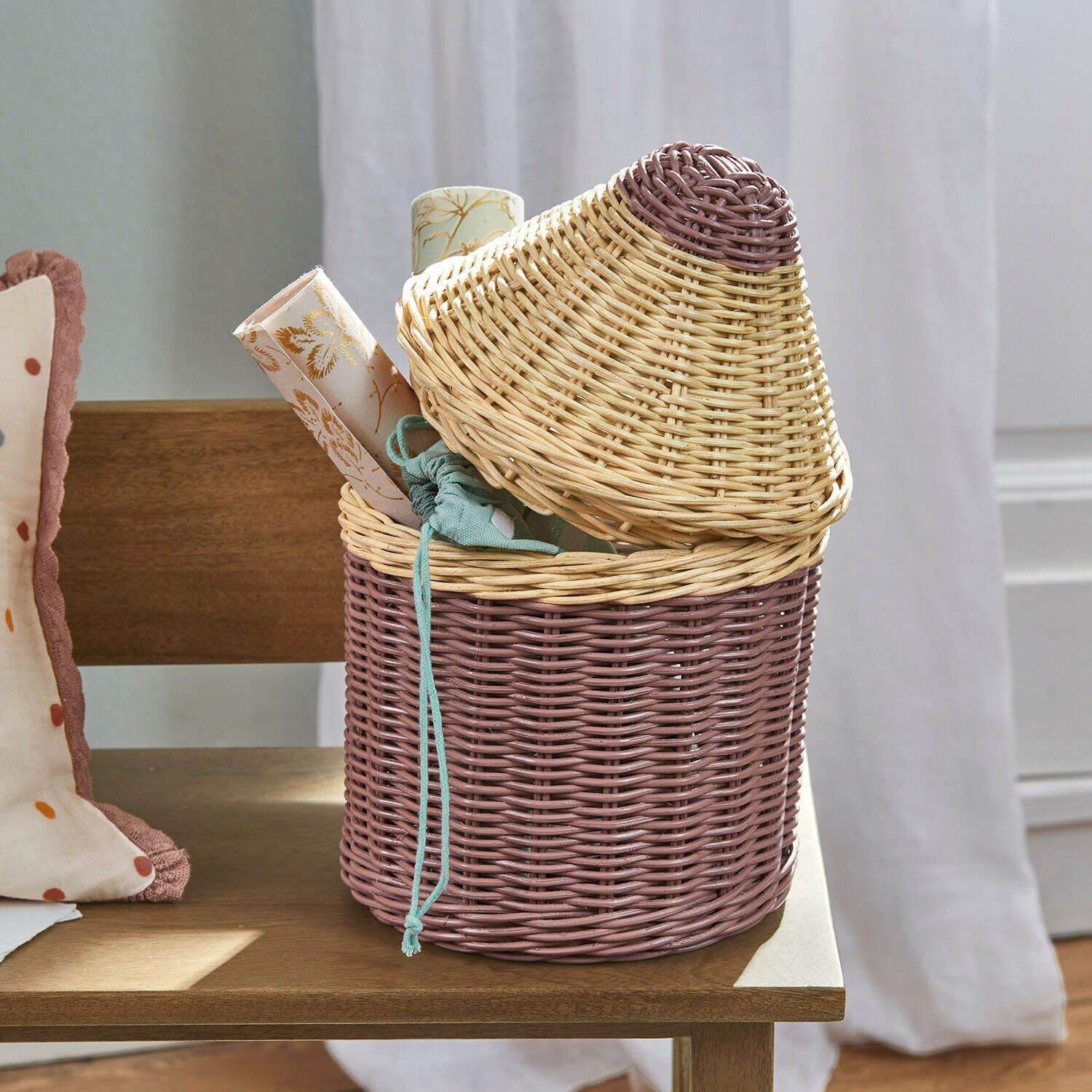 Cesta Sønvik Cesta de ratán bicolor beige y rosa con tapa, ideal para guardar decoraciones y pequeños objetos