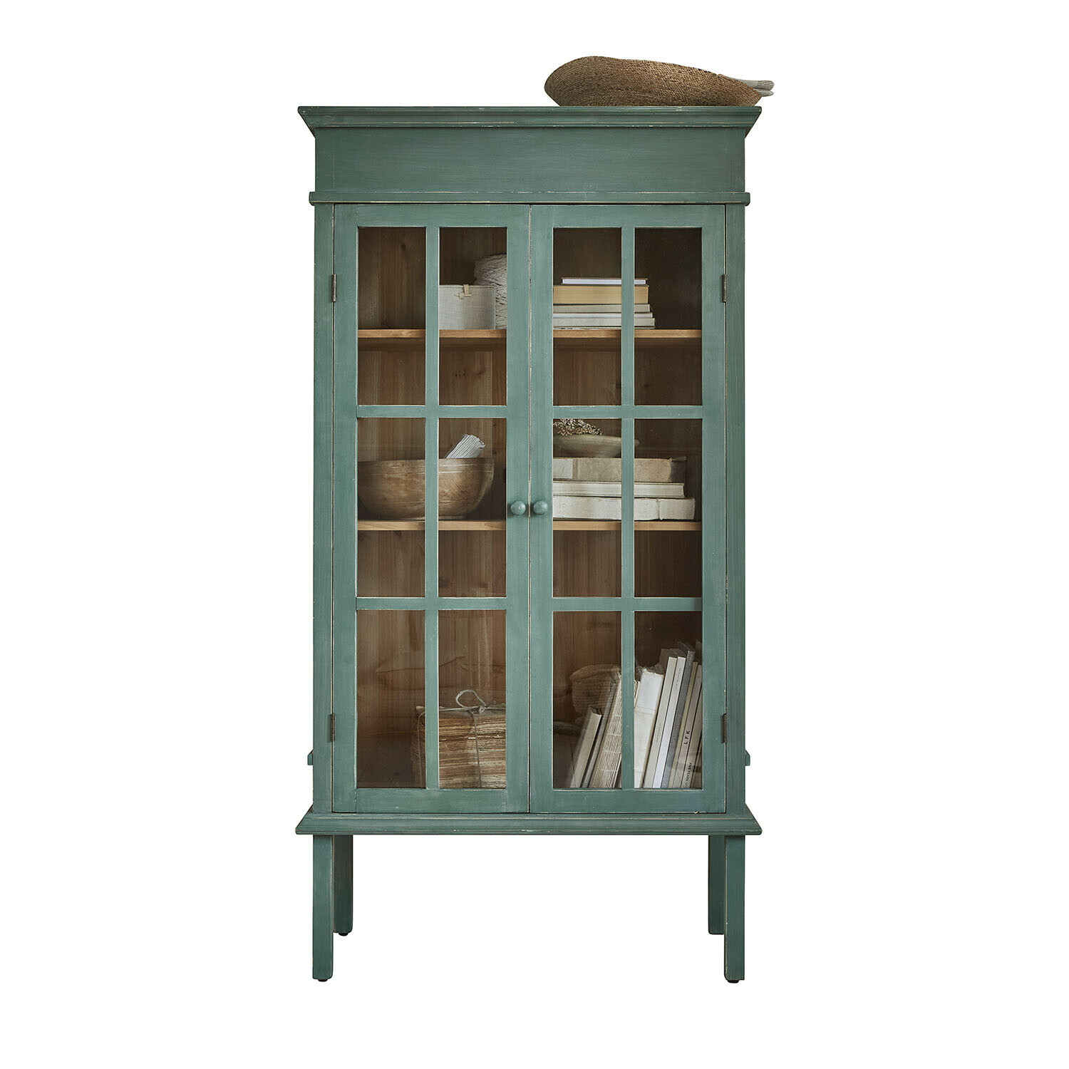Vitrina Faymere Vitrina de madera verde con puertas de cristal y estantes con libros y objetos decorativos