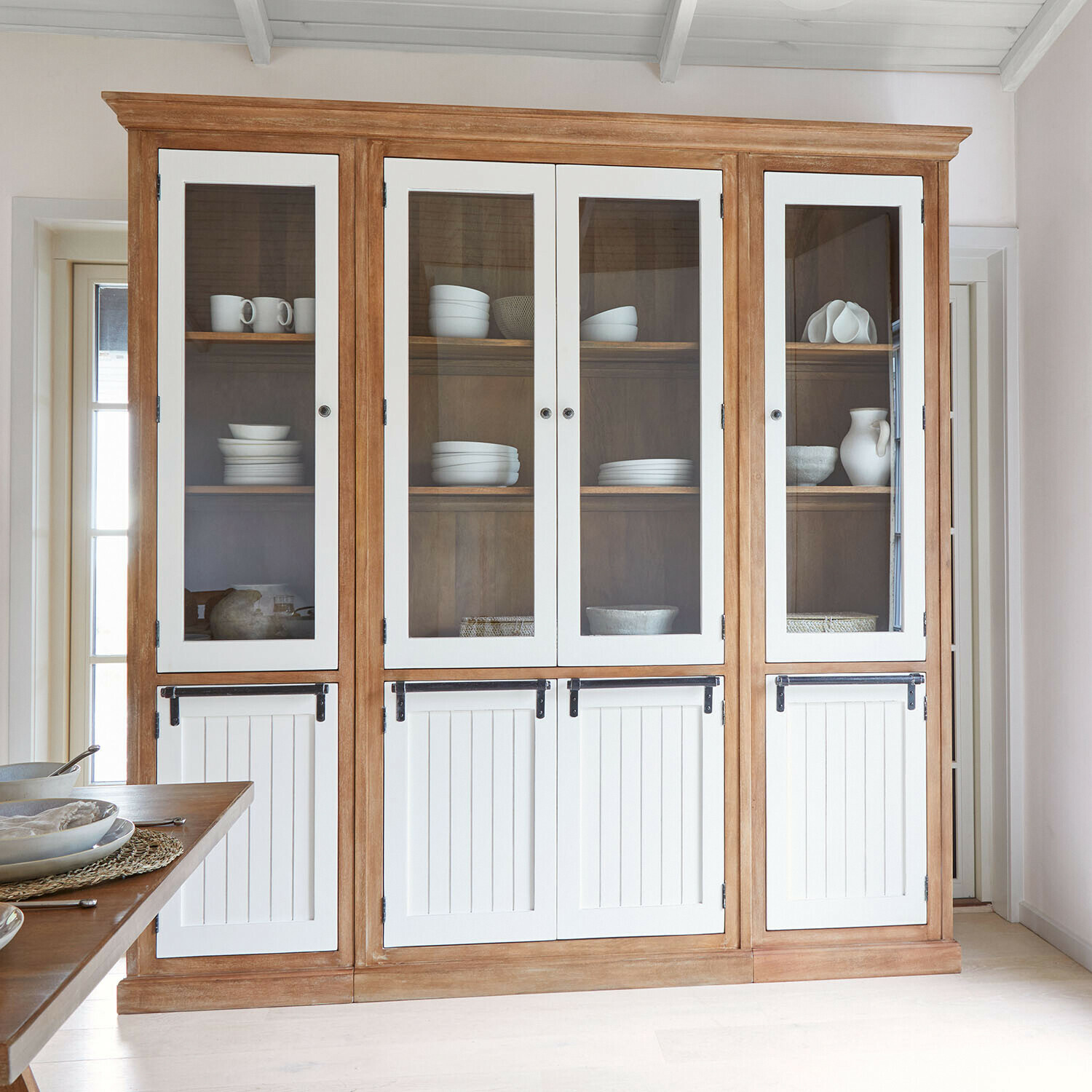 Armario Isaverny Gran vitrina de madera con puertas blancas y paneles de vidrio, mueble para almacenar vajilla