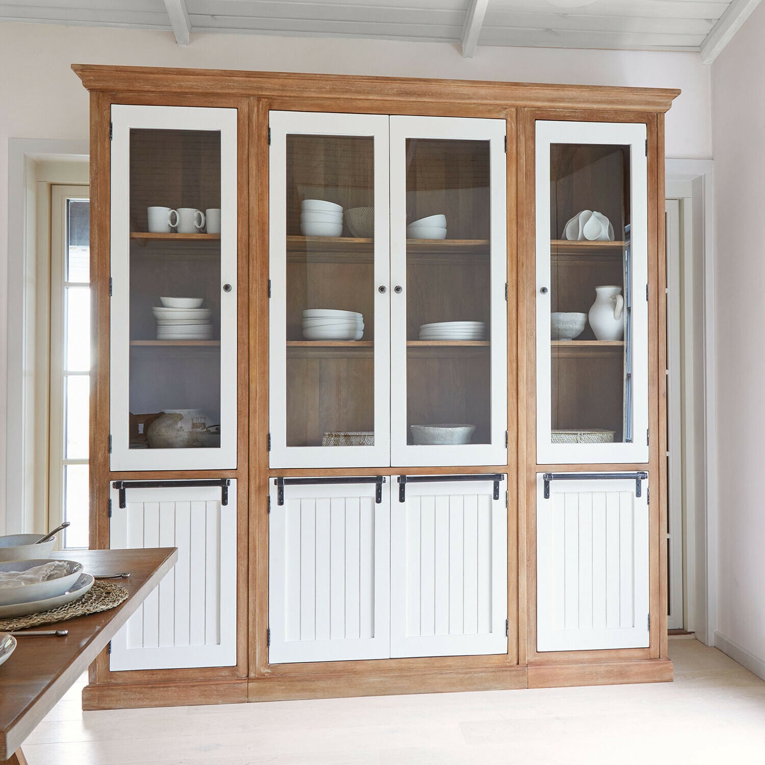 Armario Isaverny Gran vitrina de madera con puertas blancas y paneles de vidrio, mueble para almacenar vajilla