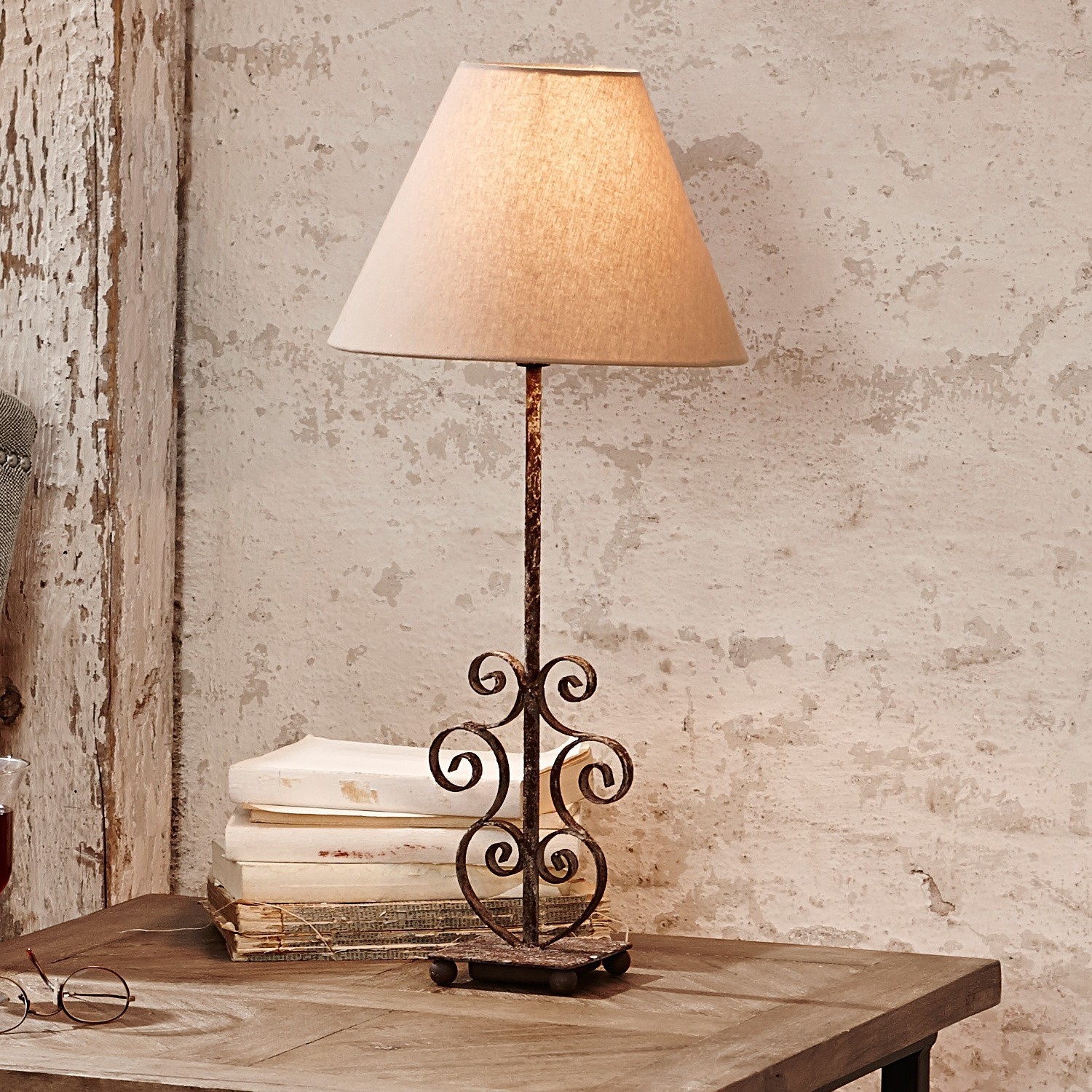 Lámpara de mesa Clamart Lámpara de mesa con base de metal rústico y pantalla beige sobre mesa de madera