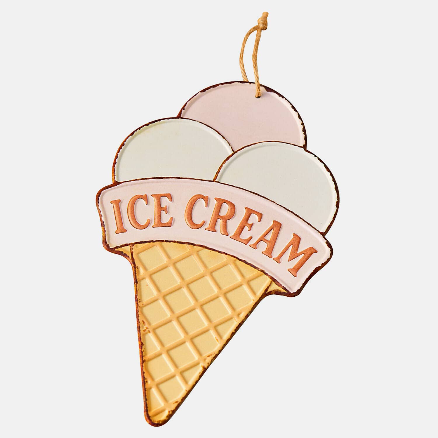 Decoración metálica en forma de cucurucho de helado en colores pastel con texto ICE CREAM