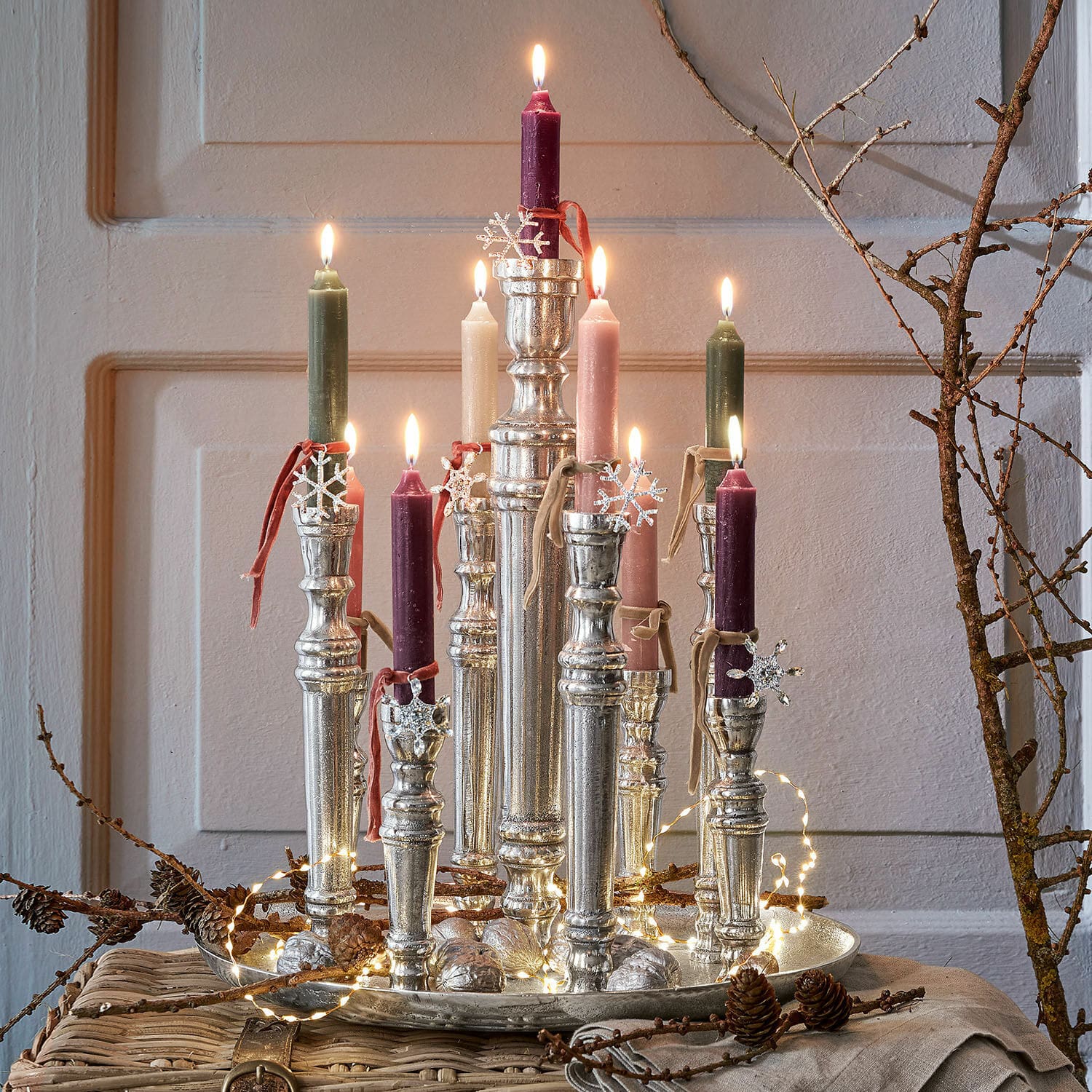 Candelabro Calcot Candelabro decorativo de metal con nueve velas de colores y adornos navideños brillantes