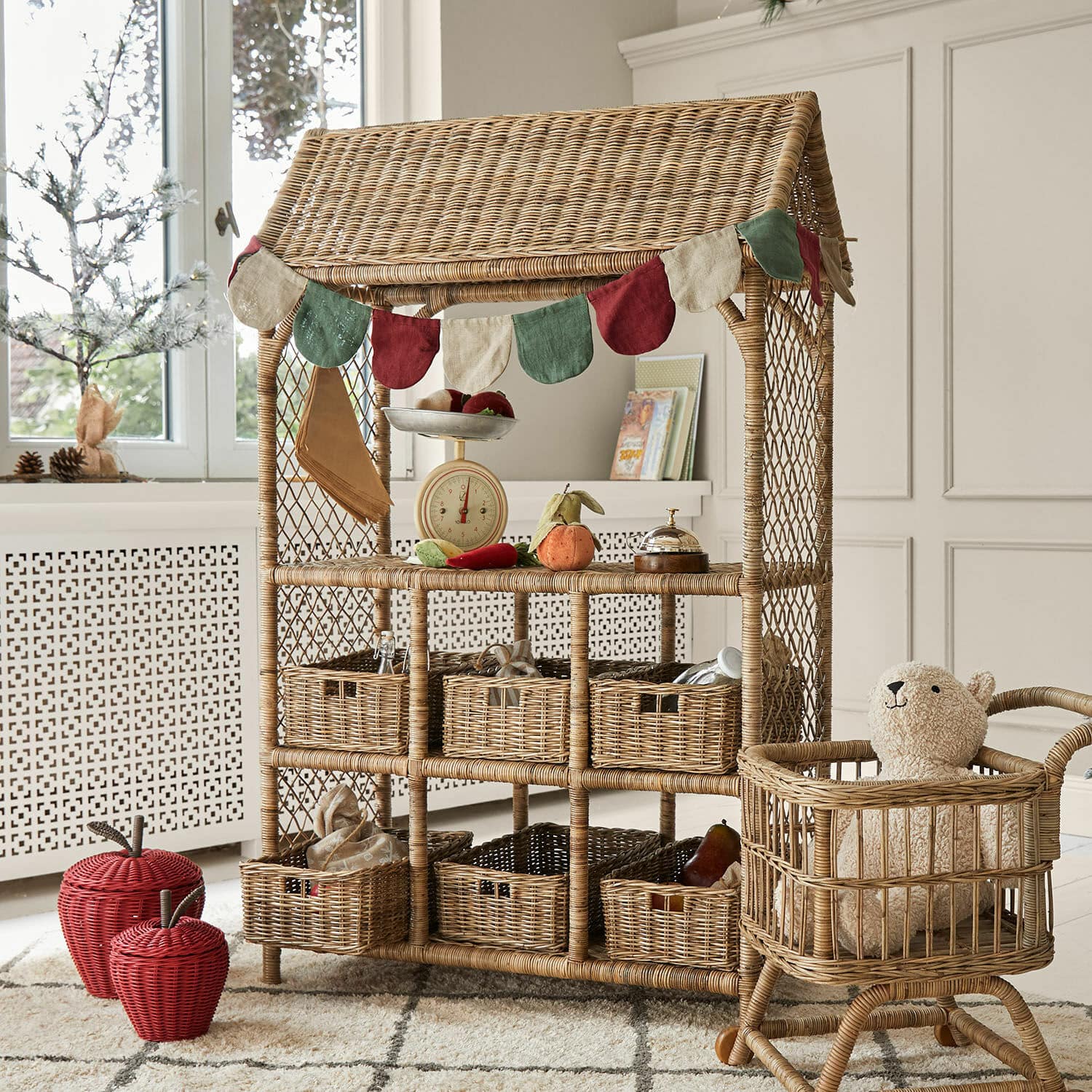 Tienda de juguete Callidia Estantería de mimbre natural con seis cestas y frutas decorativas, mueble de almacenamiento funcional
