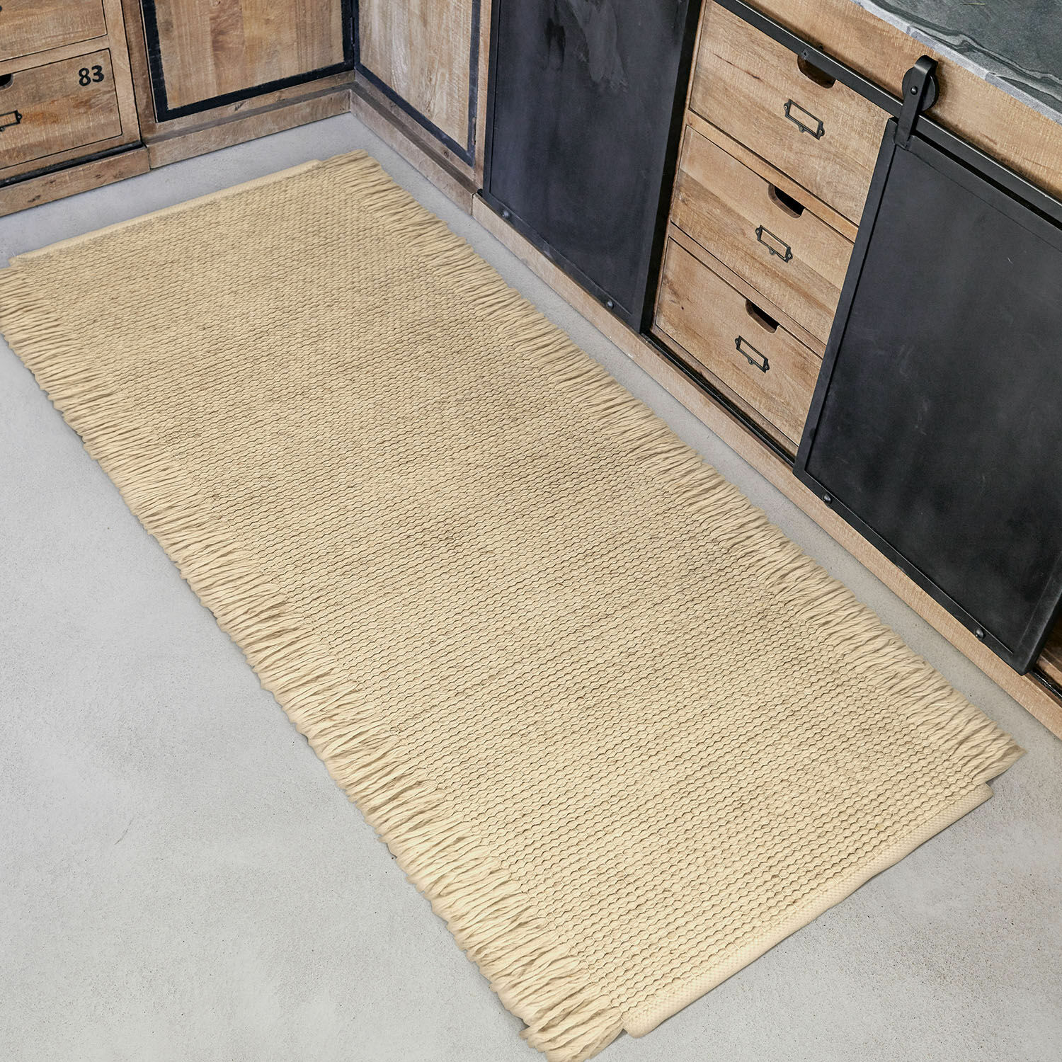 Alfombra Levraut Alfombra beige con flecos de material natural en suelo de cocina, decoración de interiores