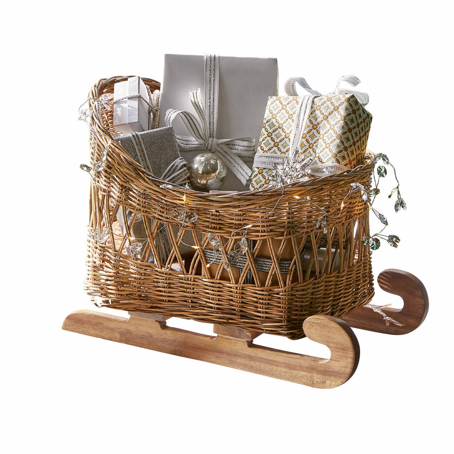 Trineo decorativo Quileta Trineo de mimbre con base de madera lleno de regalos envueltos en plata y oro para Navidad