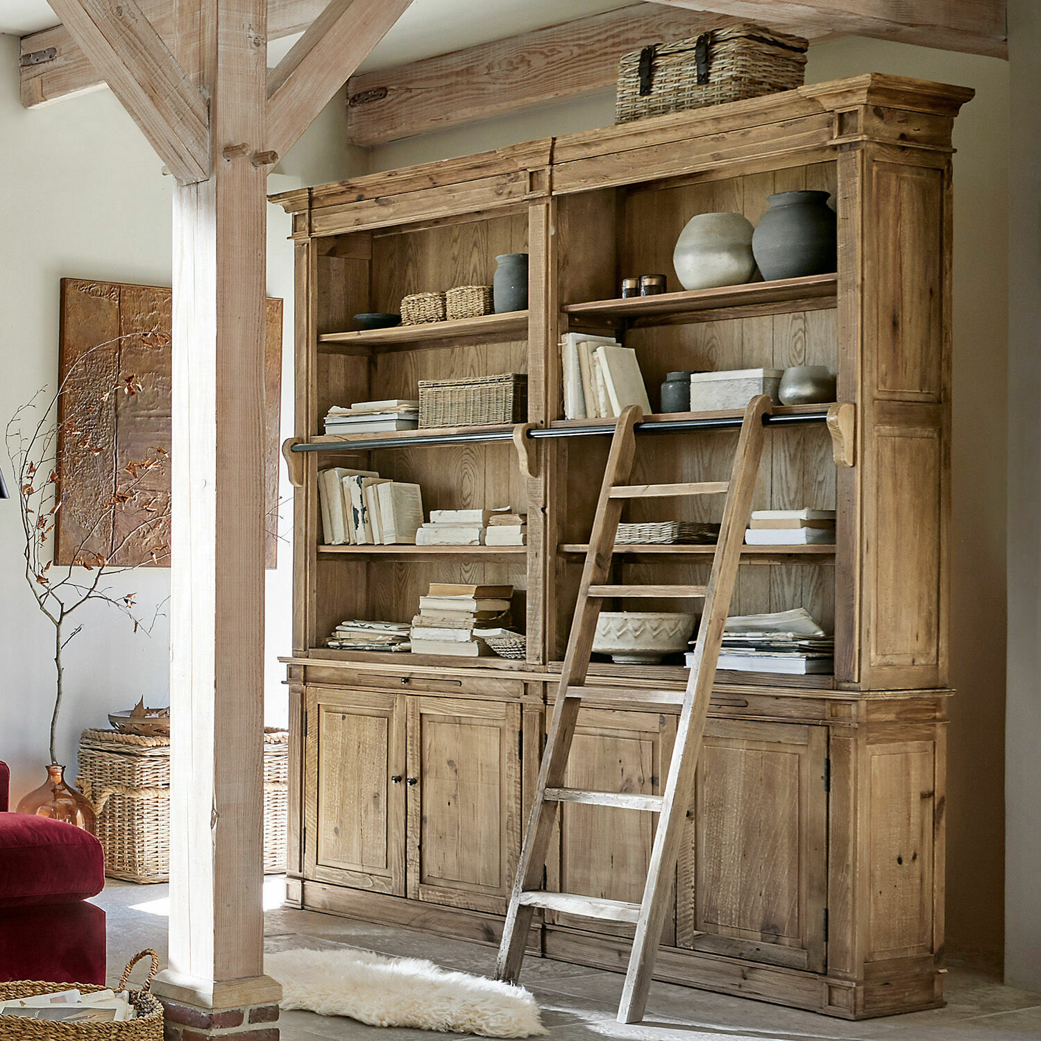 Librería Livera Gran estantería de madera natural con escalera y decoraciones, mueble rústico para salón