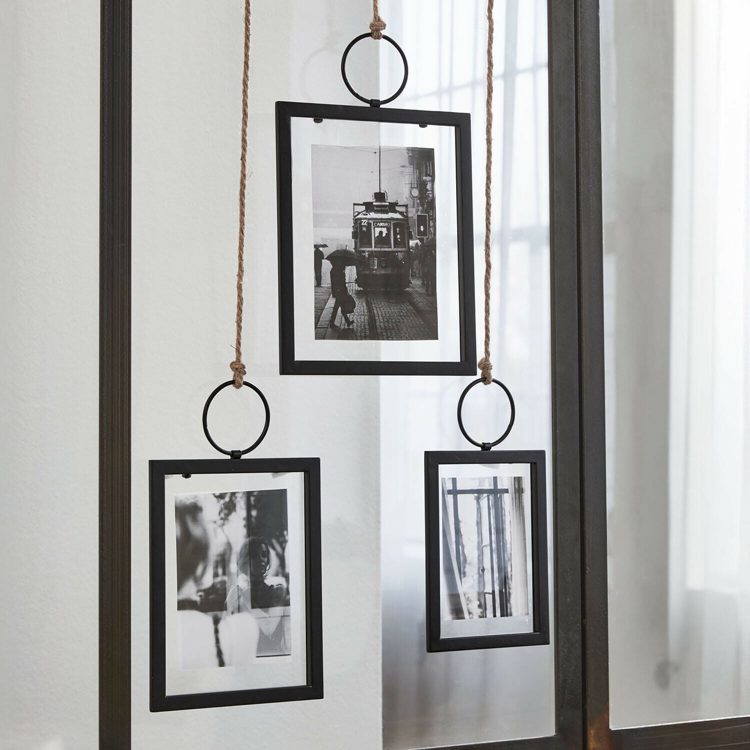 Set de 3 marcos Idriss Conjunto de tres marcos de fotos negros de metal colgados con cuerdas para decoración de pared