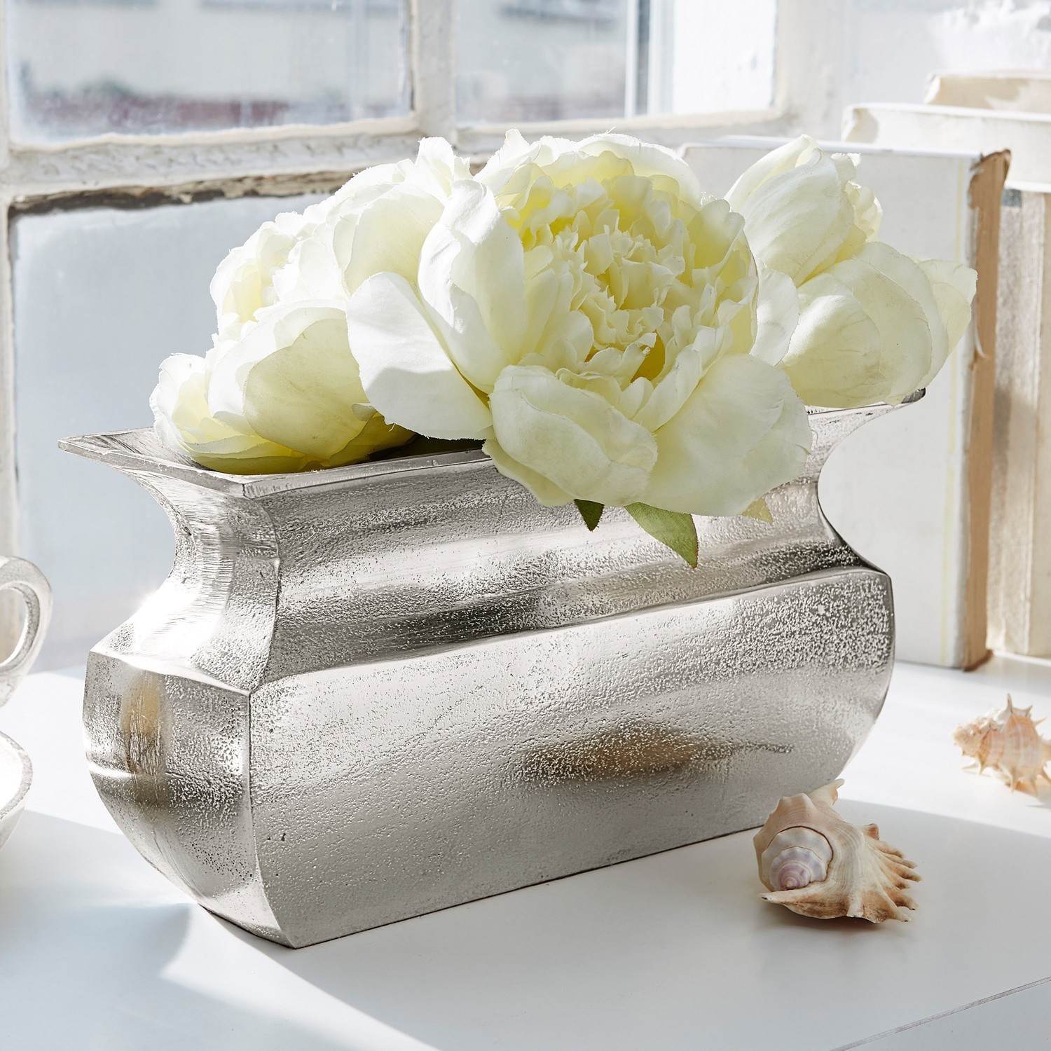 Jarrón Cyrian Jarrón decorativo metálico plateado con flores blancas, adorno elegante para interiores claros