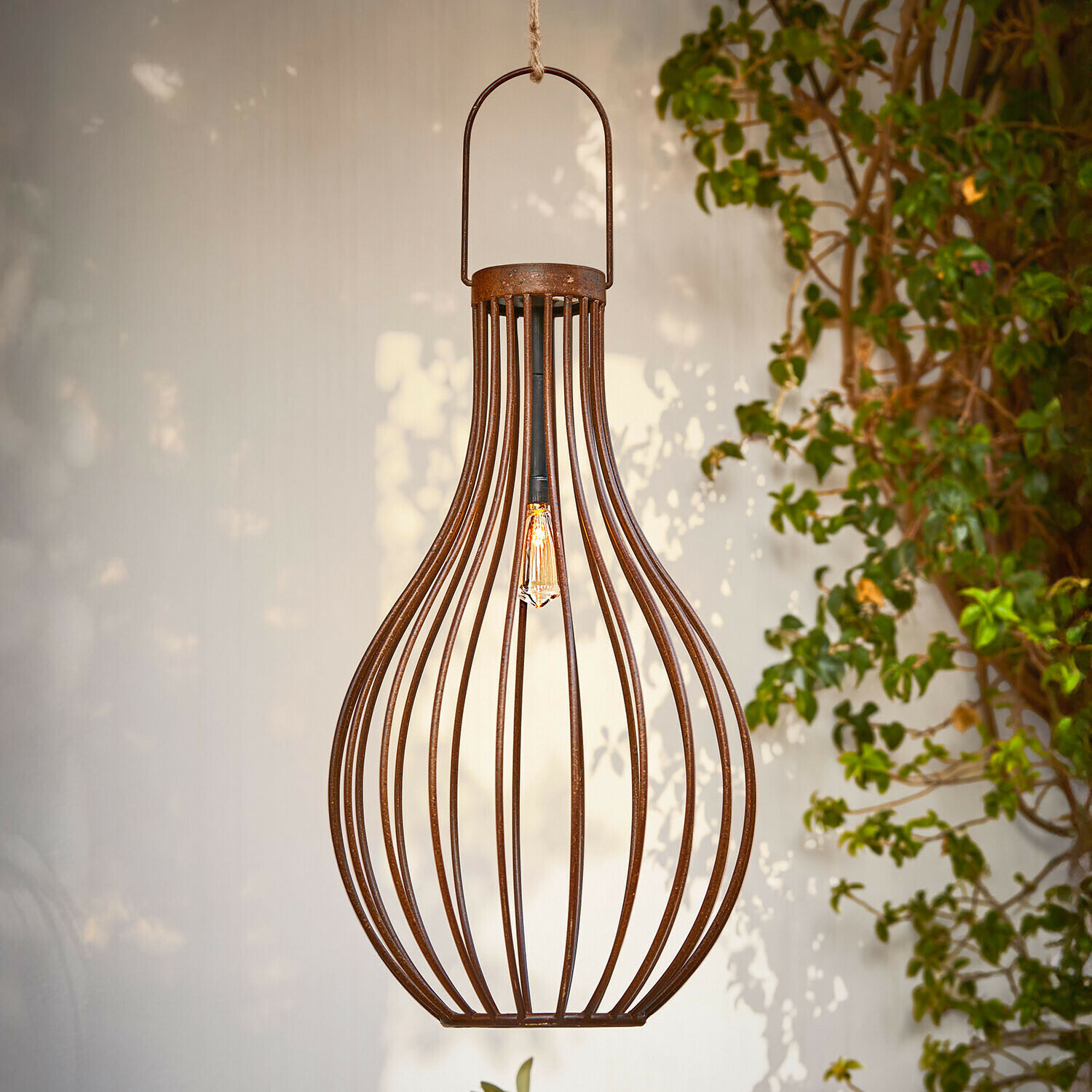 Lámpara colgante de metal oxidado en forma de pera con bombilla visible, luz decorativa para jardín