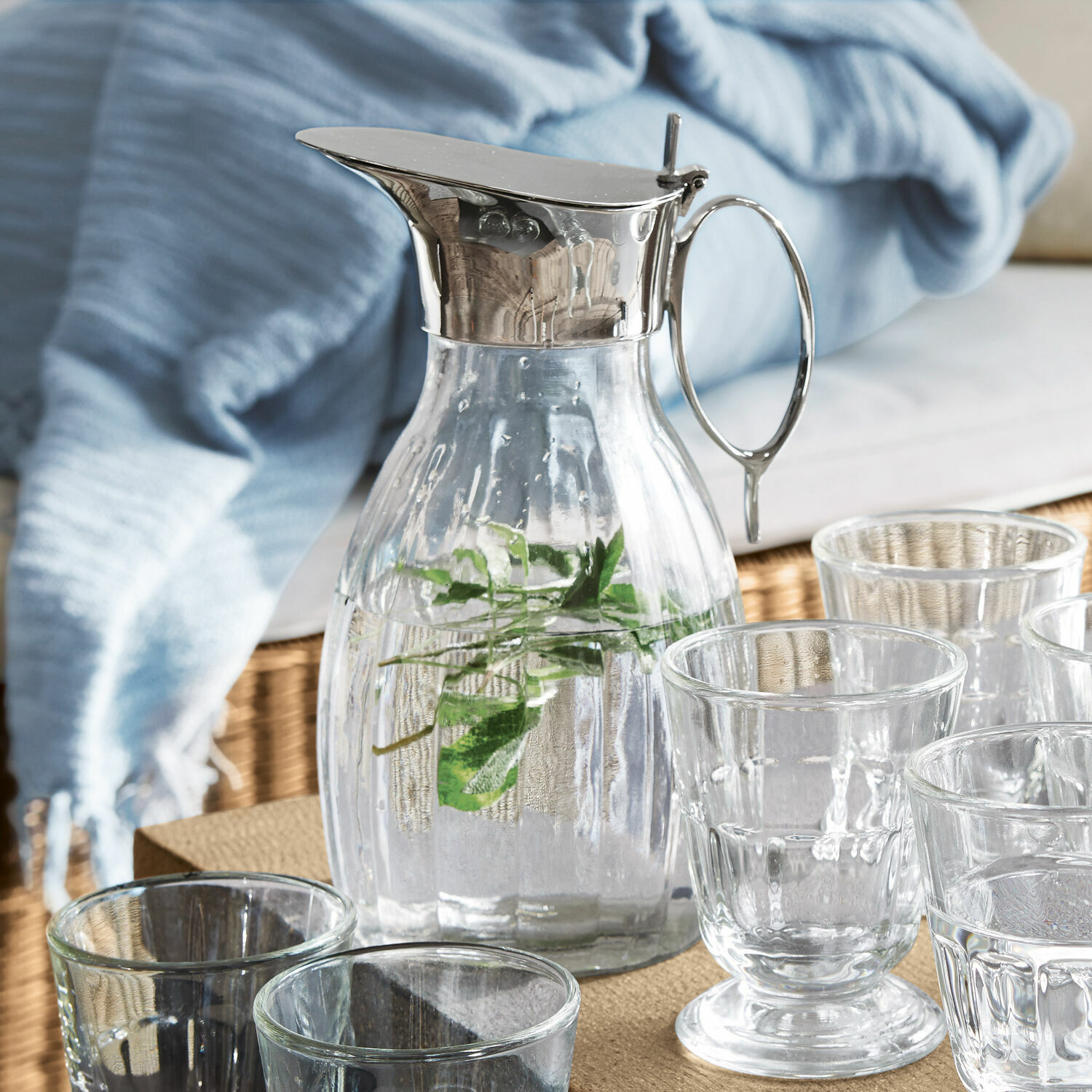 Jarra Agudelle Jarra de vidrio con tapa y asa metálica, agua con hierbas, varios vasos sobre mesa