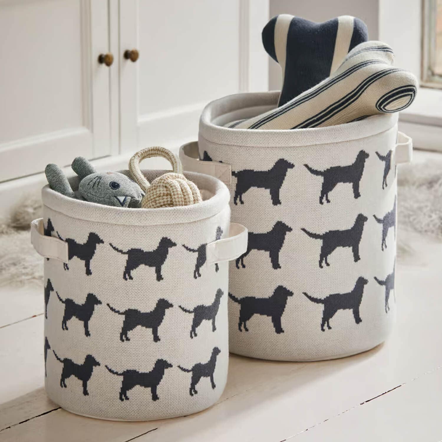 Cestas de algodón beige con diseño de perro negro, perfectas para guardar juguetes y accesorios.