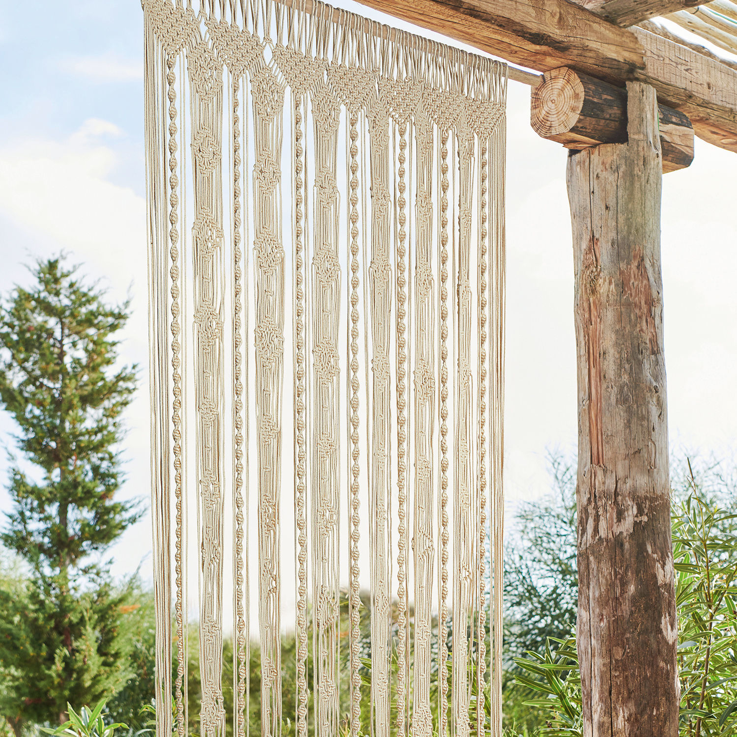 Cortina Arjun Macramé beige de algodón colgado en estructura de madera, decoración de pared para interior y jardín