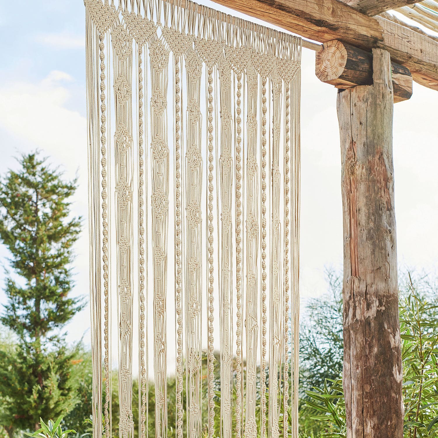 Cortina Arjun Macramé beige de algodón colgado en estructura de madera, decoración de pared para interior y jardín