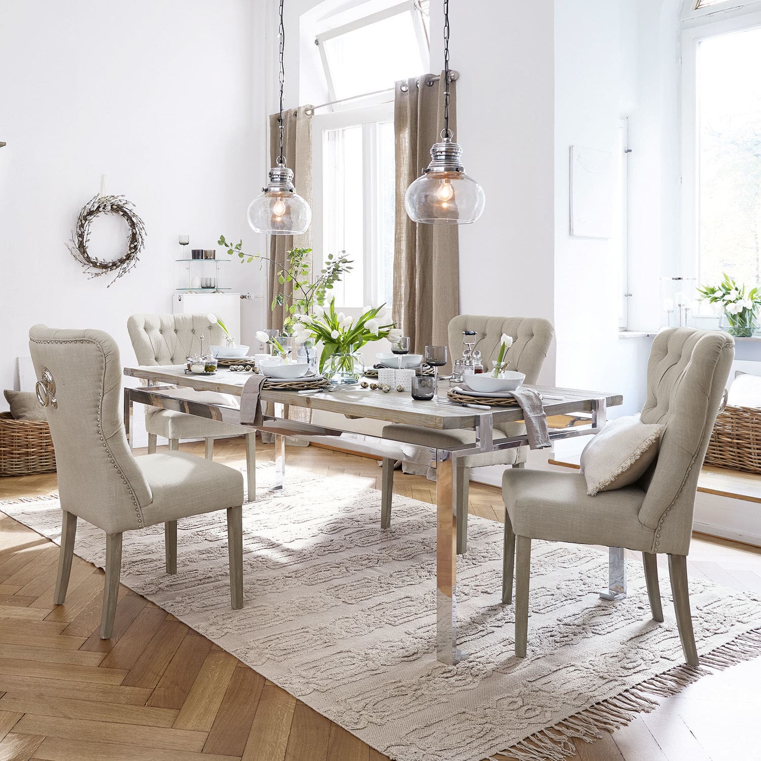 Sillas tapizadas beige claro y mesa con patas metálicas en comedor moderno