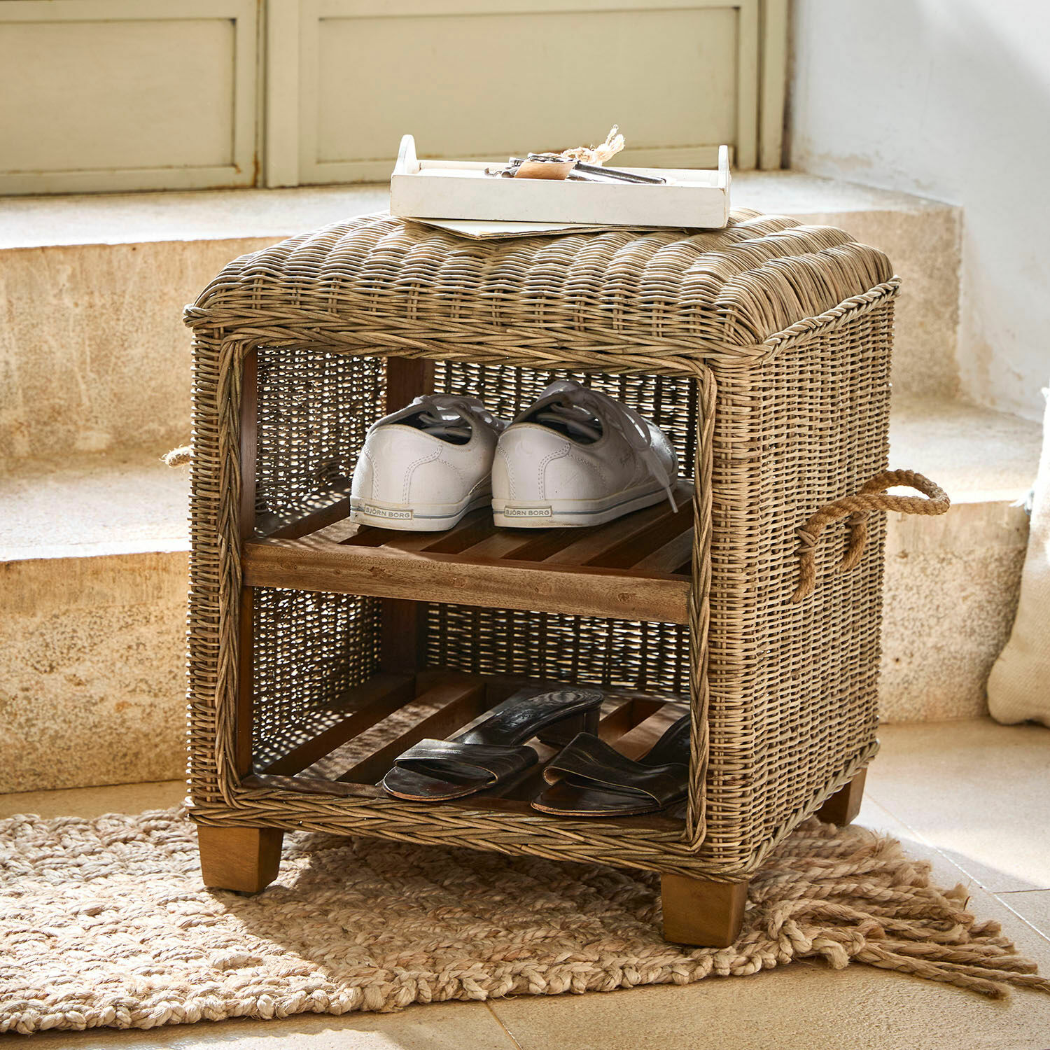 Taburete Merveillette Mueble para zapatos de ratán natural con dos estantes y patas de madera, almacenamiento funcional