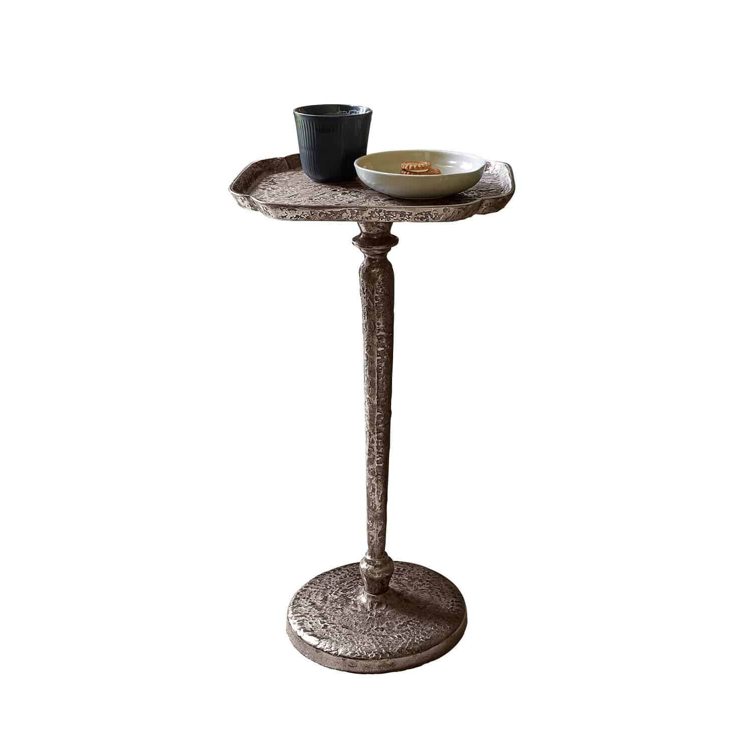 Mesa auxiliar de metal plateado con superficie texturizada y base redonda para salón moderno