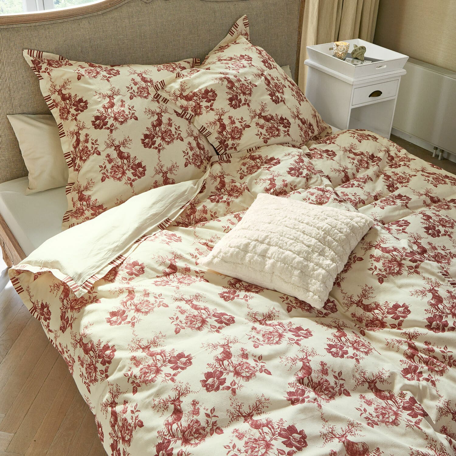 Ropa de cama Renique Ropa de cama de algodón crema con diseño rojo de ciervos y flores, cojín decorativo sobre la cama