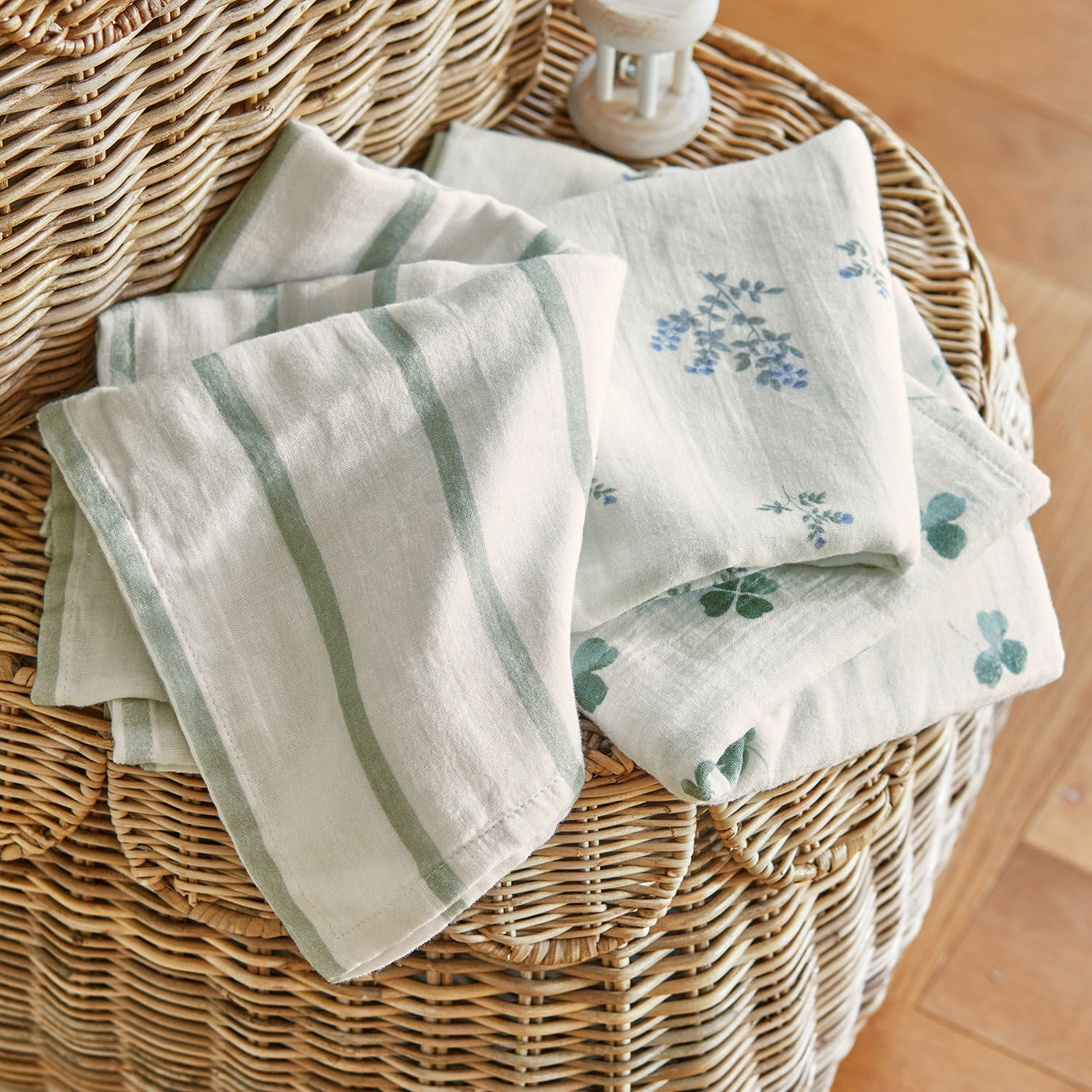 Juego de 3 paños de muselina Nymariel Paños de cocina de lino en tonos claros con rayas verdes y motivos florales azules