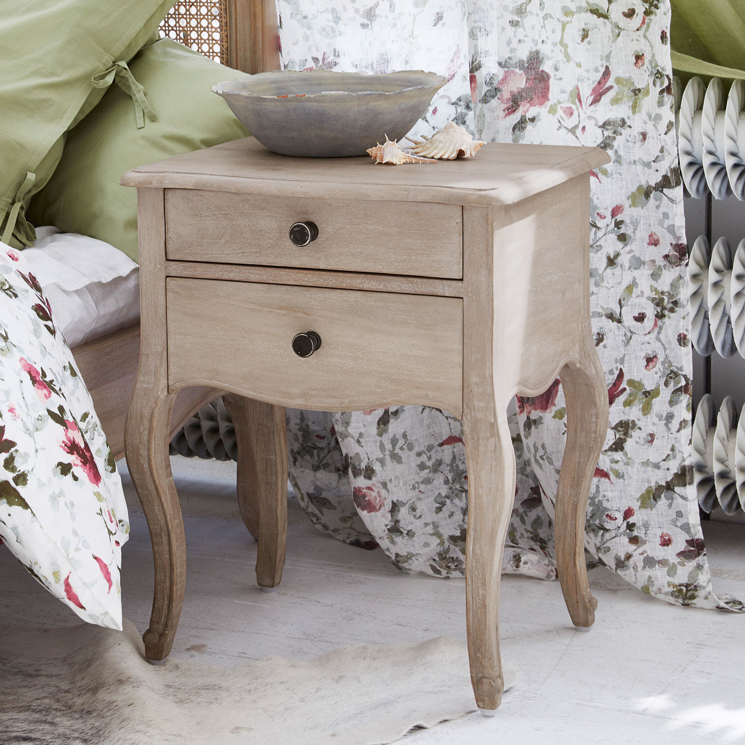 Mesilla de noche Egri Mesita de noche de madera natural estilo vintage con dos cajones y cuenco decorativo gris