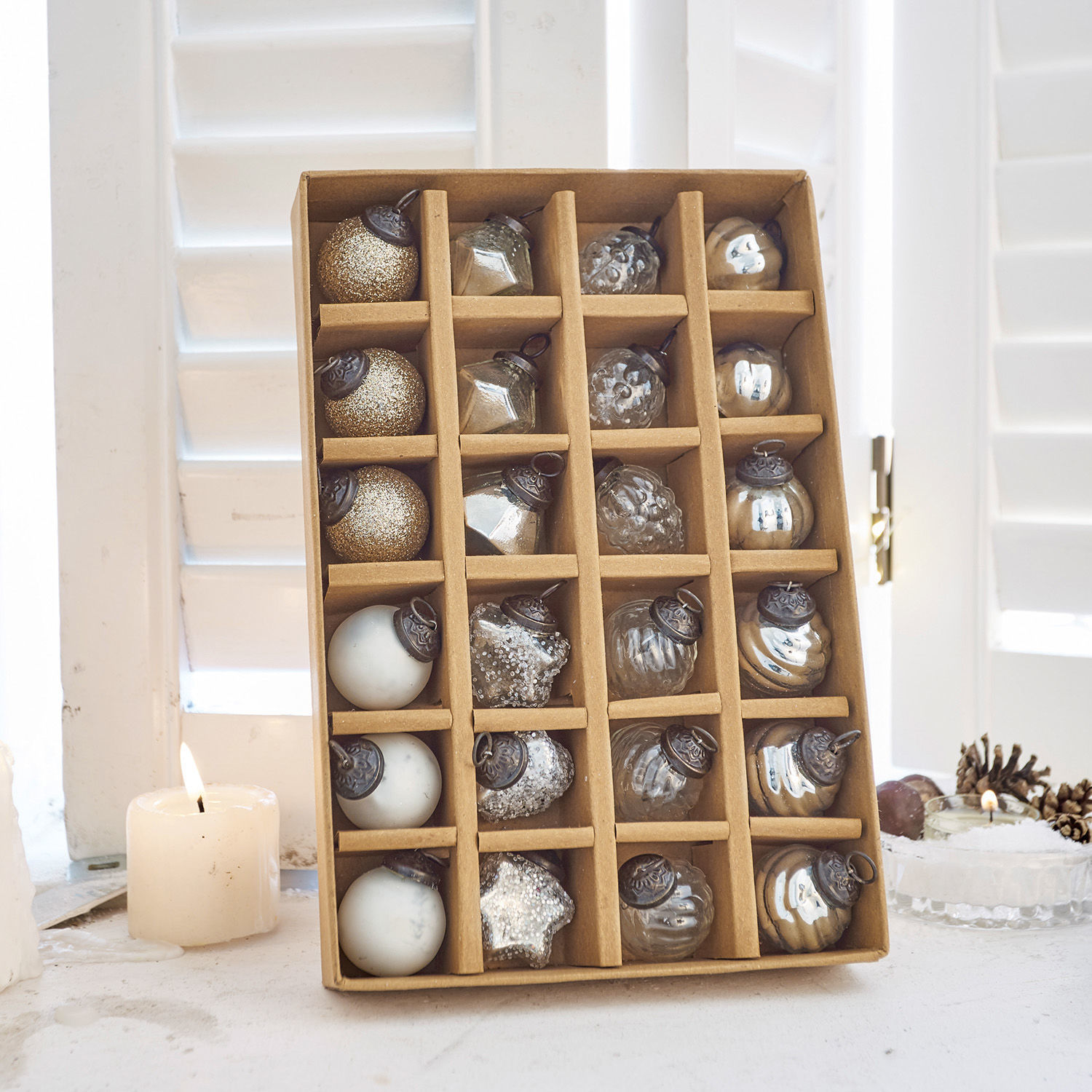 Set de 24 adornos navideños Sanary Juego de 24 bolas de Navidad de vidrio en dorado, blanco y plateado, decoración festiva