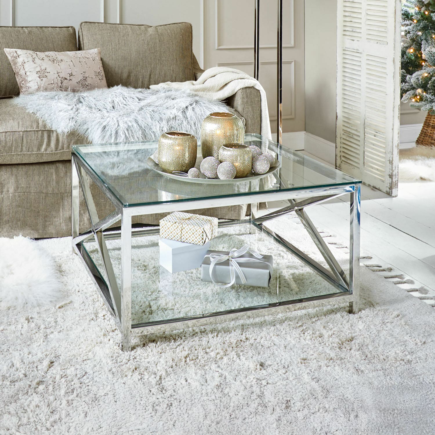 Mesa de centro Stamford Mesa de centro moderna de cristal con marco metálico plateado sobre alfombra clara en salón