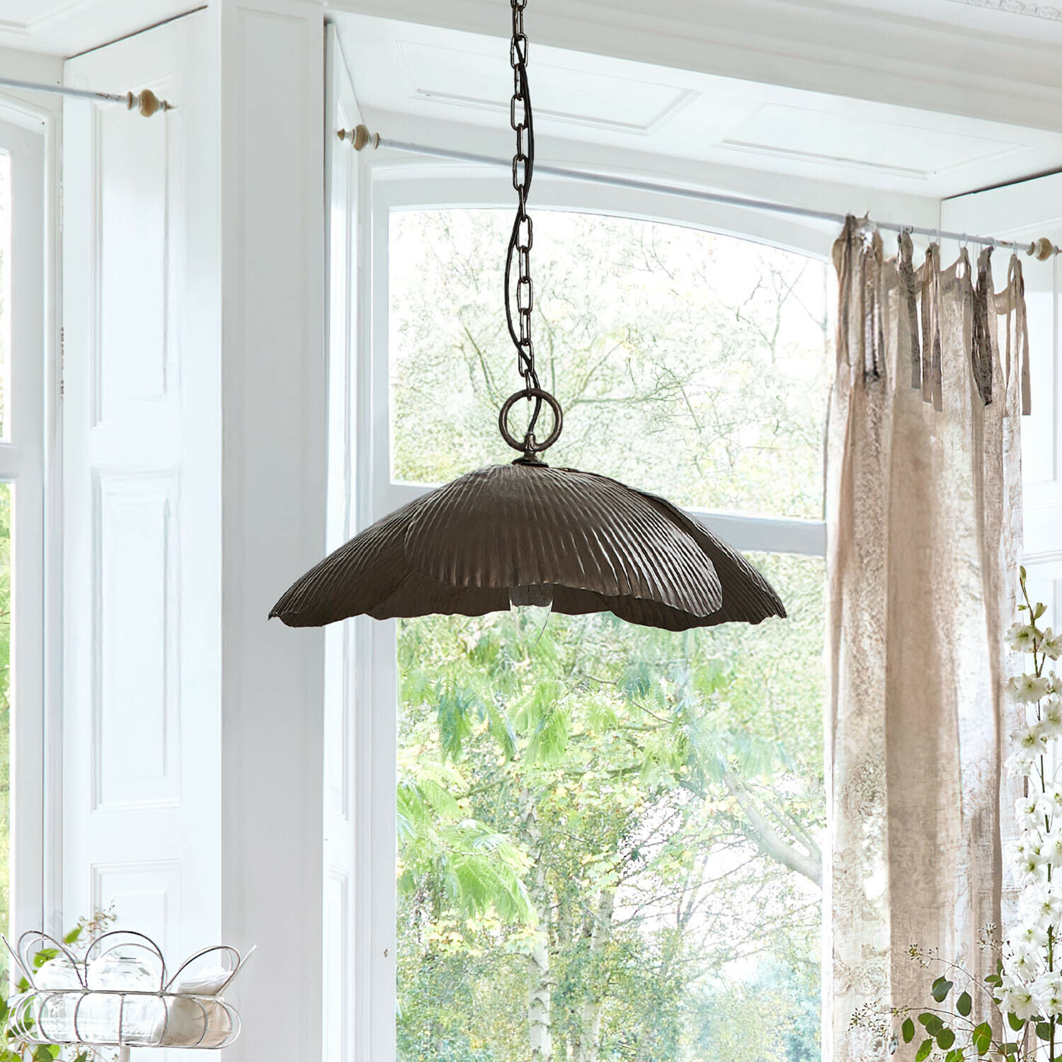 Lámpara colgante Jardin Élance Lámpara colgante de metal en forma de hoja color gris oscuro, iluminación decorativa para salón luminoso