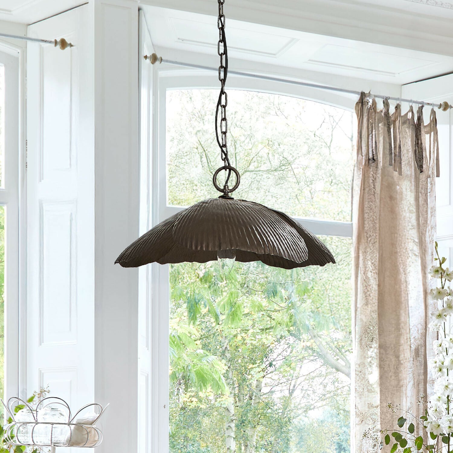 Lámpara colgante Jardin Élance Lámpara colgante de metal en forma de hoja color gris oscuro, iluminación decorativa para salón luminoso