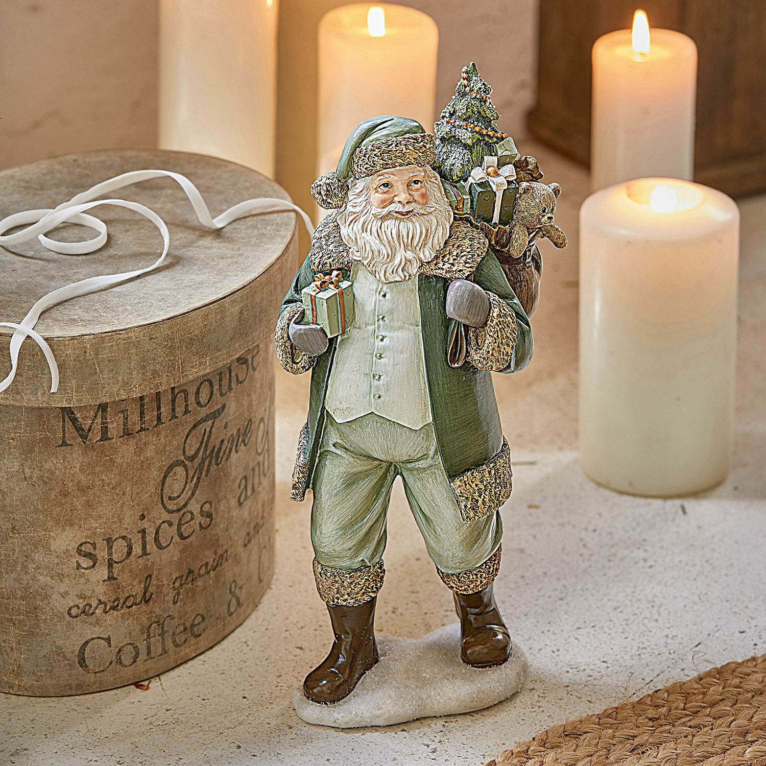 Papá Noel decorativo Douilly Figura de Papá Noel con abrigo verde y regalos, decoración navideña de resina