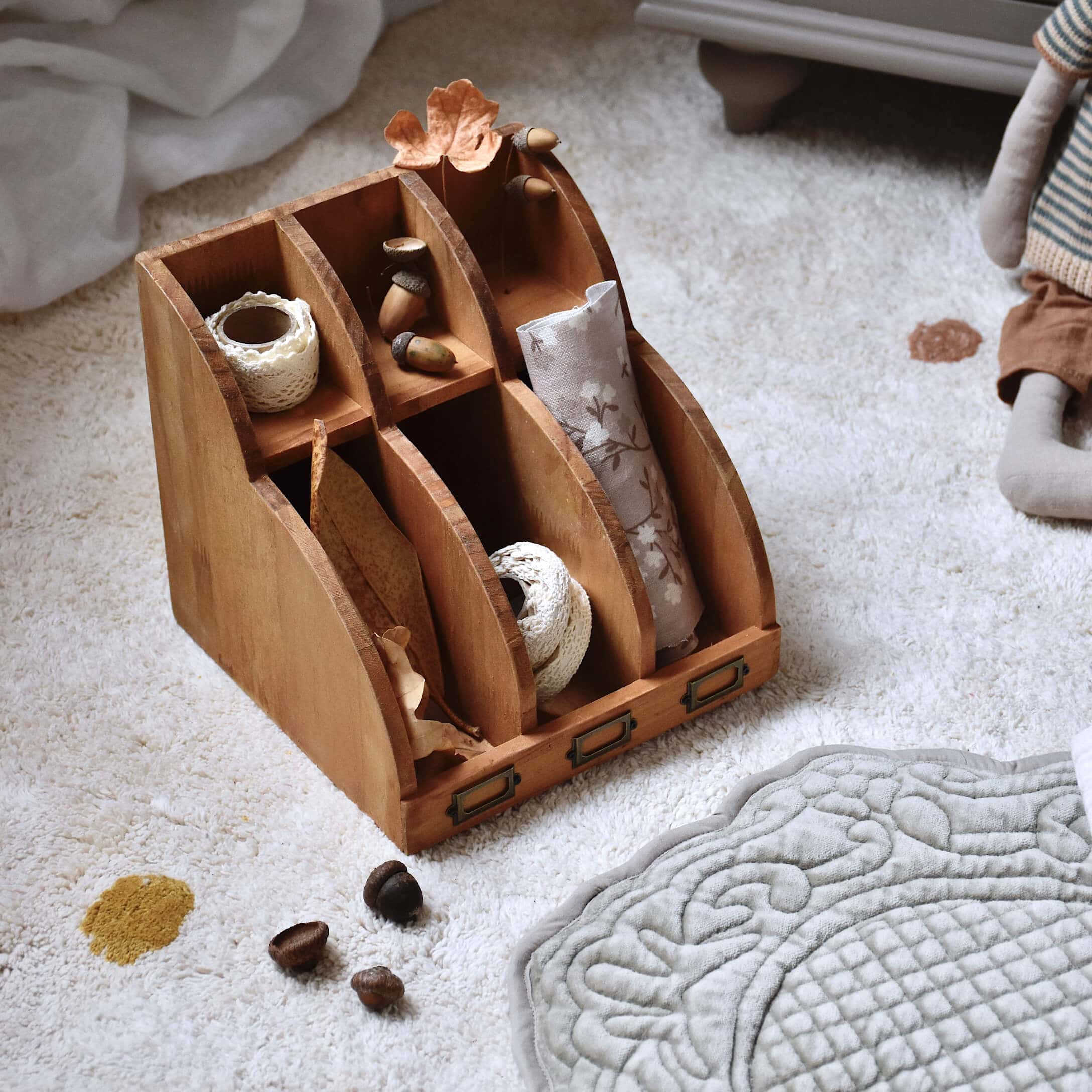 Organizador de madera natural con compartimentos para objetos pequeños, accesorio decorativo funcional